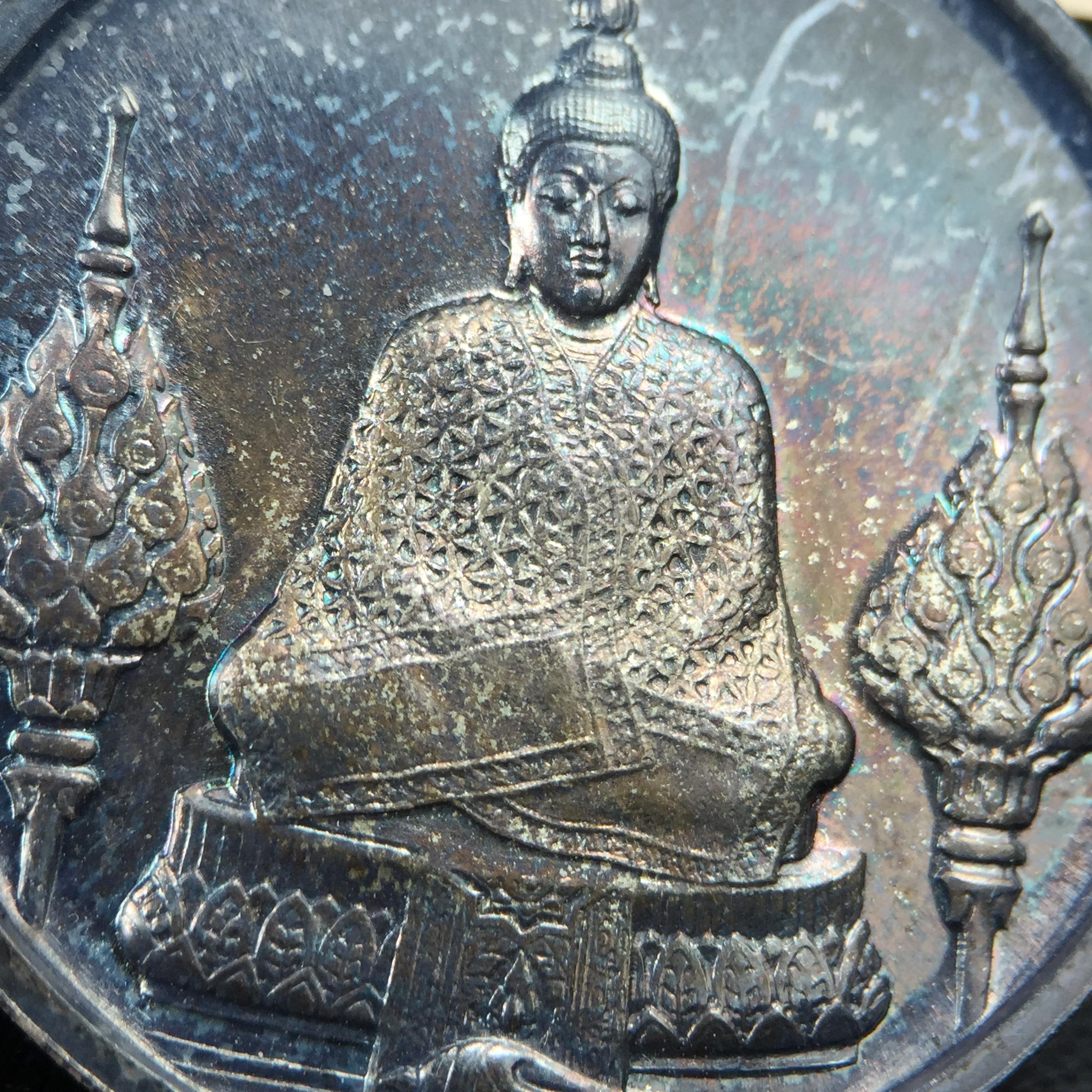 เหรียญพระแก้วมรกตหลัง ภปร. ฉลองกรุงรัตนโกสินทร์ครบ 200 ปี พ.ศ.2525 เนื้อเงิน(ผิวเดิม สวย)กล่องบรรจุเดิมครบ3พิมพ์(บล็อกพระราชศรัธา)(ในหลวงรัชกาลที่9 เสด็จในพิธี)ชอบเก็บแบบผิวเดิมๆชุดนี้เลยแนะนำ ผิวเดิมสวยมาก เสน่ห์พระเนื้อเงิน