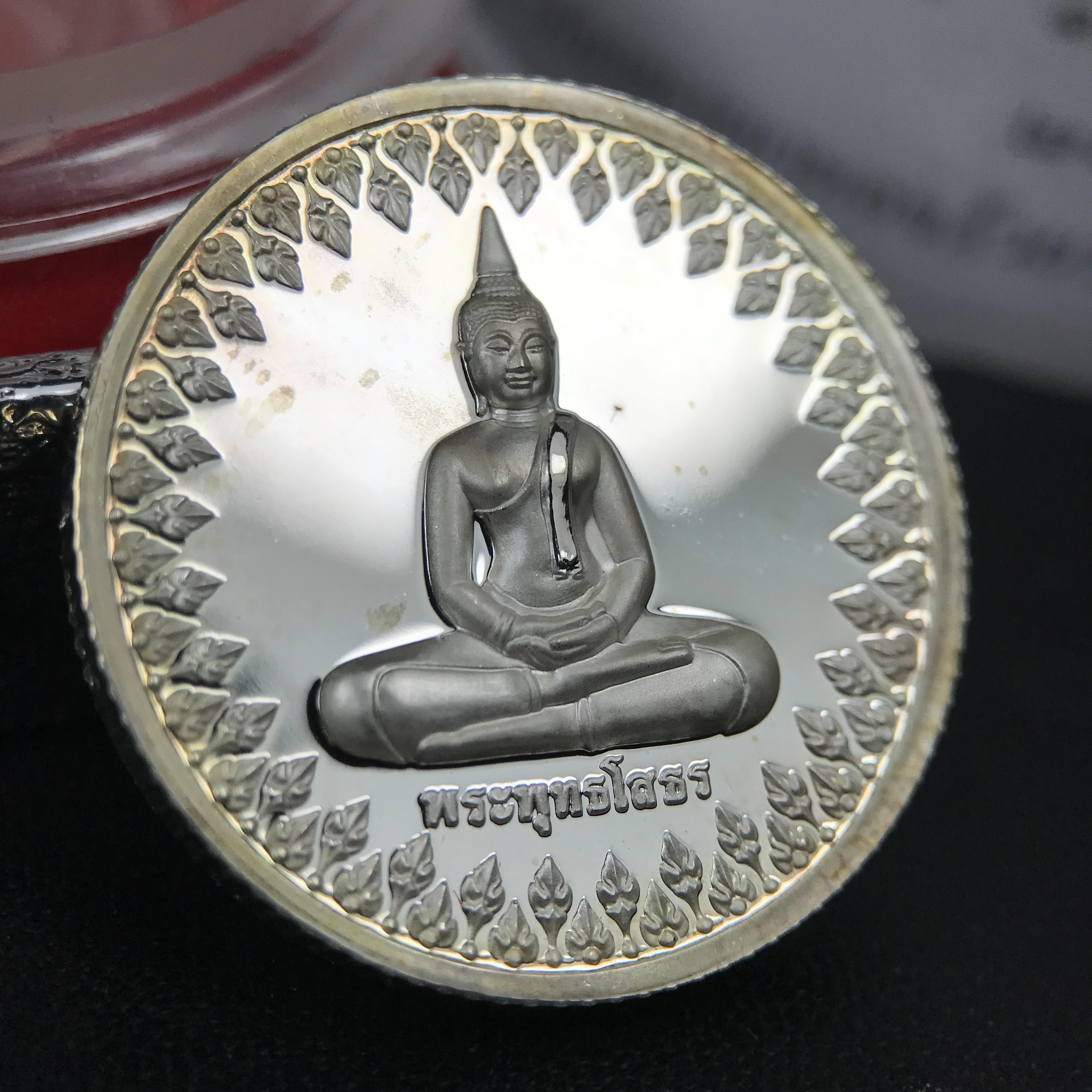 เหรียญพระพุทธโสธร ตราสัญลักษณ์ ภปร. รุ่นสมโภชน์พระอุโบสถเฉลิมพระเกียรติ วัดโสธรวรารามวรวิหาร เฉลิมพระเกียรติ ร.9 เจริญพระชนมายุ 80 พรรษา ปี2550 เนื้อเงินนอก(99%)ขัดเงาพ่นทราย ขนาด 28 มม. มีโค๊ดหมายเลขกำกับ สวยๆเดิมๆ พร้อมกล่องเดิมจากวัด และใบรับรองการผลิต