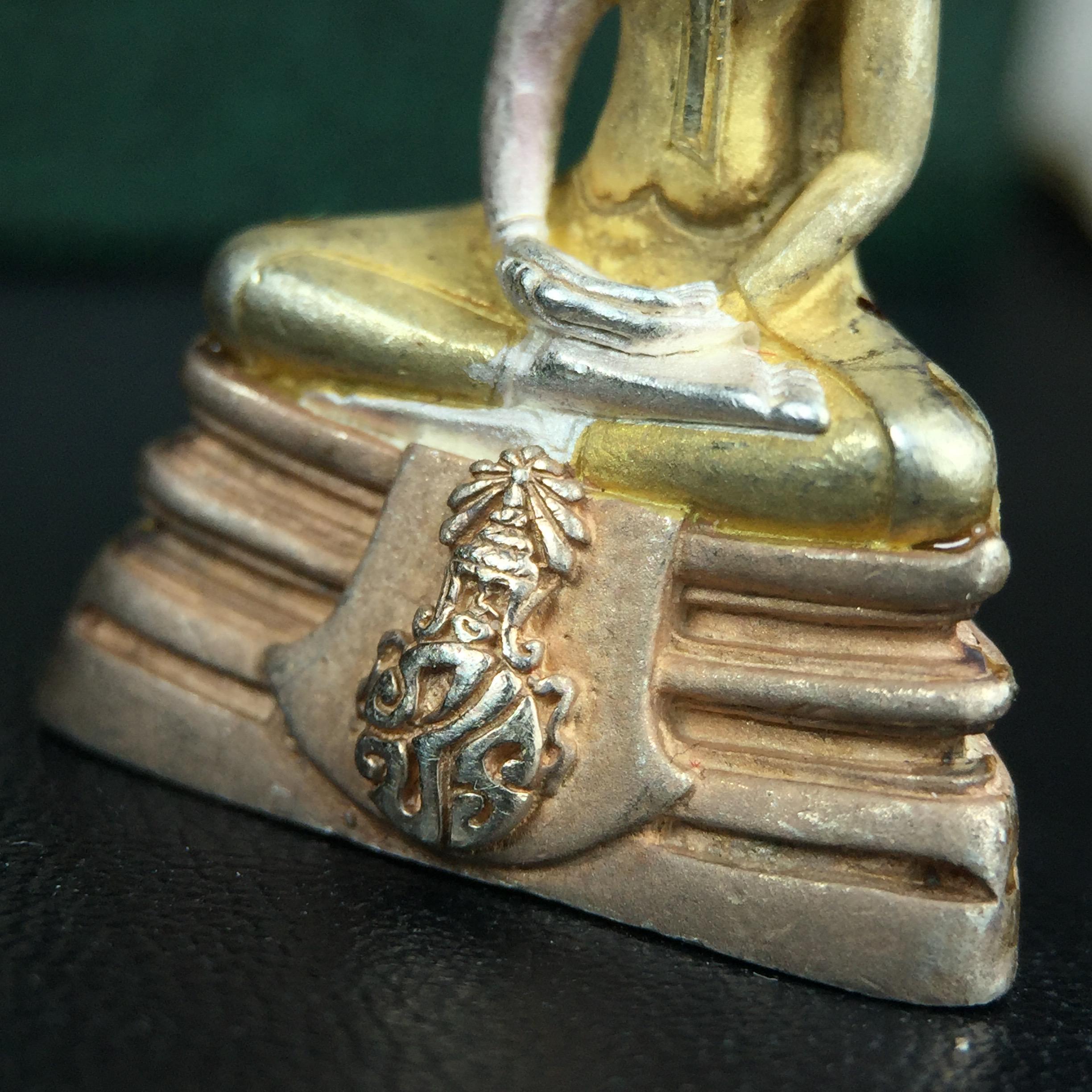 พระพุทธโสธร ภปร. รุ่นย้อนยุค สร้างพระอุโบสถ สมาคมชาวฉะเชิงเทรา จัดสร้าง ปี 2539 วโรกาสครองสิริราชสมบัติครบ 50 ปี เนื้อเงินสามกษัตริย์ทรายนวลขัดเงาบางส่วน(ผิวเดิม) พร้อมกล่องบรรจุและใบรับรองเดิม