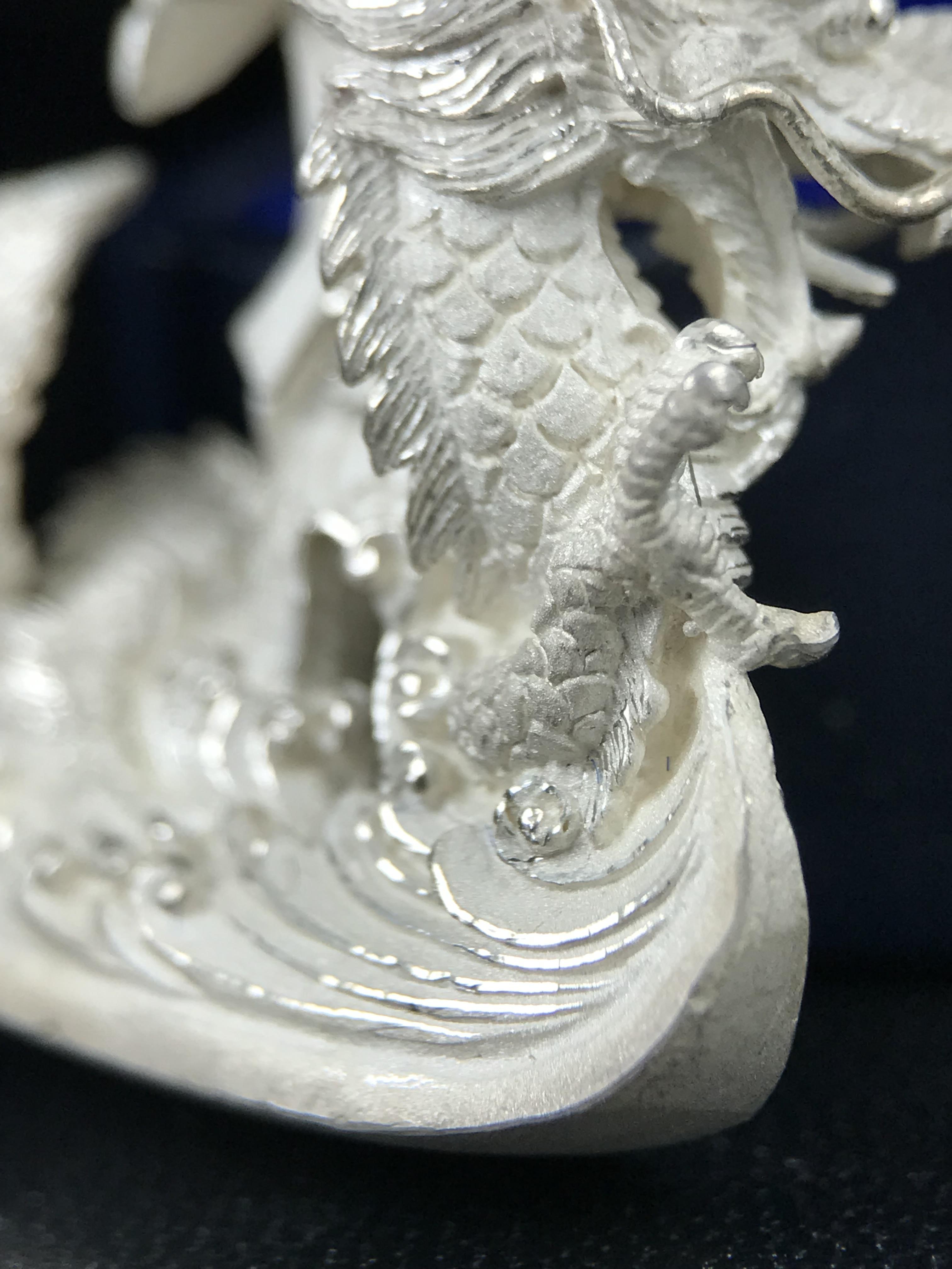 รูปหล่อลอยองค์พระโพธิสัตว์กวนอิม ทรงประทับมังกร จ.ระนอง เนื้อเงินพ่นทรายขัดเงาบางส่วน พิมพ์ใหญ่(สภาพผิว สวยงดงาม ทรงคุณค่า) เฉลิมฉลองในวโรกาสที่พระบาทสมเด็จพระเจ้าอยู่หัวทรงครองสิริราชสมบัติครบ 50 ปี จ.ระนอง พ.ศ.2539