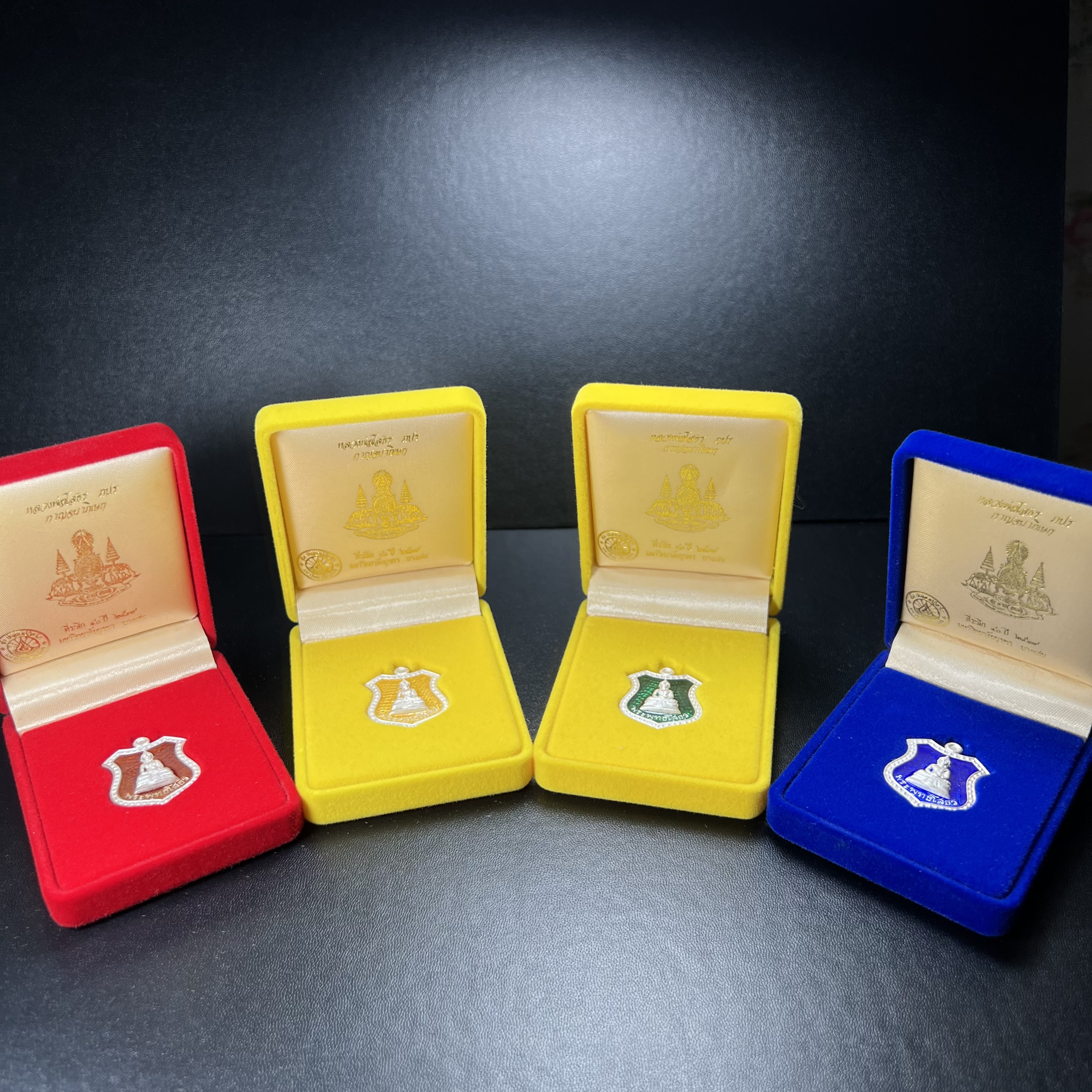 เหรียญหลวงพ่อโสธร ภปร. รุ่นกาญจนาภิเษก จัดสร้างในมงคลวโรกาสที่พระบาทสมเด็จพระเจ้าอยู่หัวรัชกาลที่9 เสด็จเถลิงถวัลย์สิริราชสมบัติ ครบ 50 ปี ในพุทธศักราช 2539 เนื้อเงินลงยา(สีแดง สีเหลือง สีน้ำเงิน สีเขียว)ครบชุดรวม 4 เหรียญ(พิธีใหญ่เข้มขลัง)1 ใน 9950 ชุด