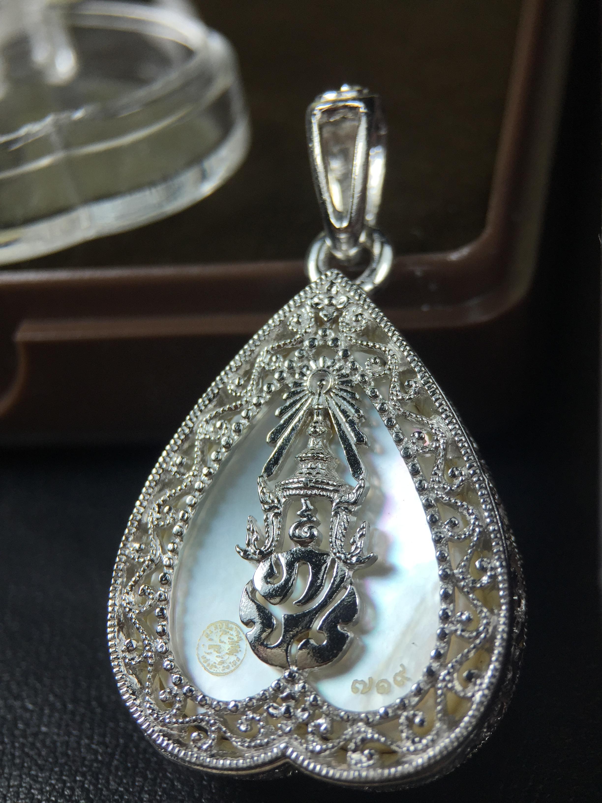 พระพุทธชินราช ภปร. โครงการ "เพราะแผ่นดินนี้ คือ แผ่นดินเกิด" ปี2548(รุ่นแรก) เหรียญทรงใบโพธิ์ ขนาด 21 x 29 มม. เนื้อเงินสามกษัตริย์ องค์พระชุบสามกษัตริย์ ล้อมด้วยกรอบเงินชุบทองคำขาวสลักเสลาเป็นลวดลายละเอียดอ่อน ส่วนพื้นองค์พระเป็นเปลือกหอยมุข