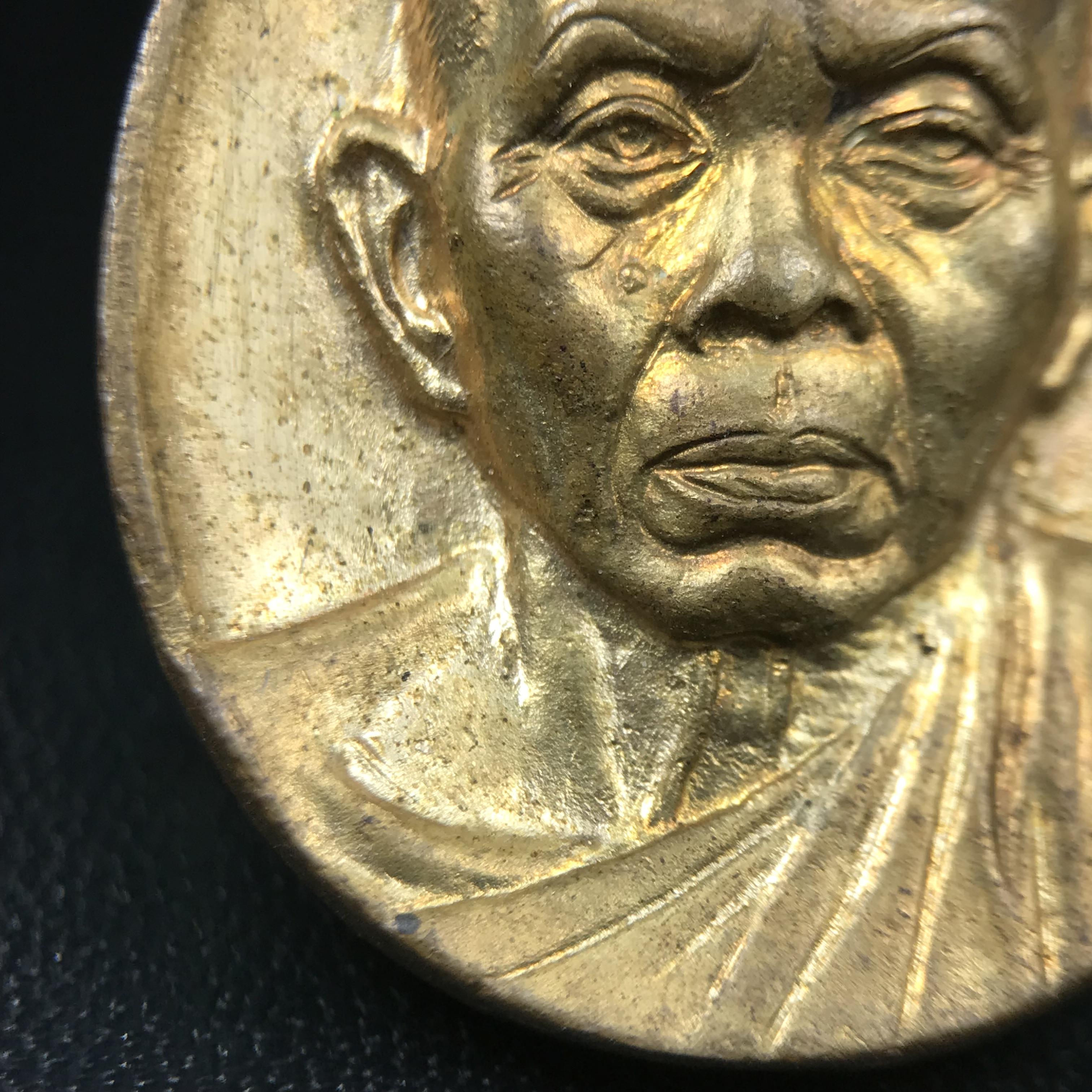 เหรียญรูปเหมือนพระญาณวิทยาคมเถร (หลวงพ่อคูณ ปริสุทโธ)ชุดกาญจนาภิเษกครองราชย์ครบ 50 ปี วัดบวรนิเวศวิหาร ปี พ.ศ. 2538 เนื้อบรอนซ์ทอง(จัดสร้างได้เหมือนหลวงพ่อคูณมาก มีรายละเอียดและความคมชัดสูง ลูกศิษย์ท่านไม่ควรพลาด วิจิตรศิลป์และพุทธศิลป์งดงาม)พิธีใหญ่