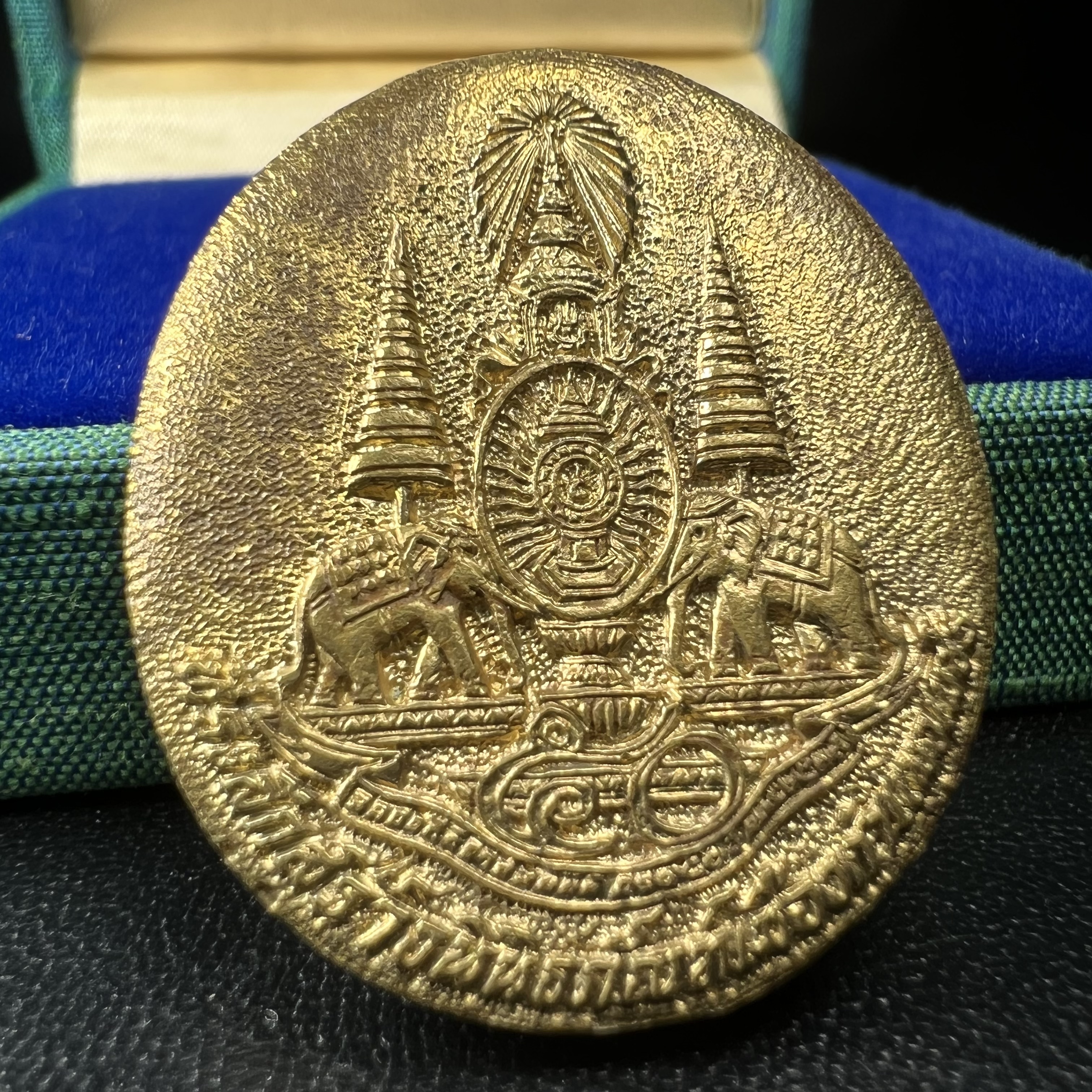 เหรียญรูปเหมือนพระญาณวิทยาคมเถร (หลวงพ่อคูณ ปริสุทโธ)ชุดกาญจนาภิเษกครองราชย์ครบ 50 ปี พิธี มังคลาภิเษก ณ วัดบวรนิเวศวิหาร ปี พ.ศ. 2538(จัดสร้างได้เหมือนหลวงพ่อคูณมาก มีรายละเอียดและความคมชัดสูง ลูกศิษย์ท่านไม่ควรพลาด วิจิตรศิลป์และพุทธศิลป์งดงาม)พิธีใหญ่