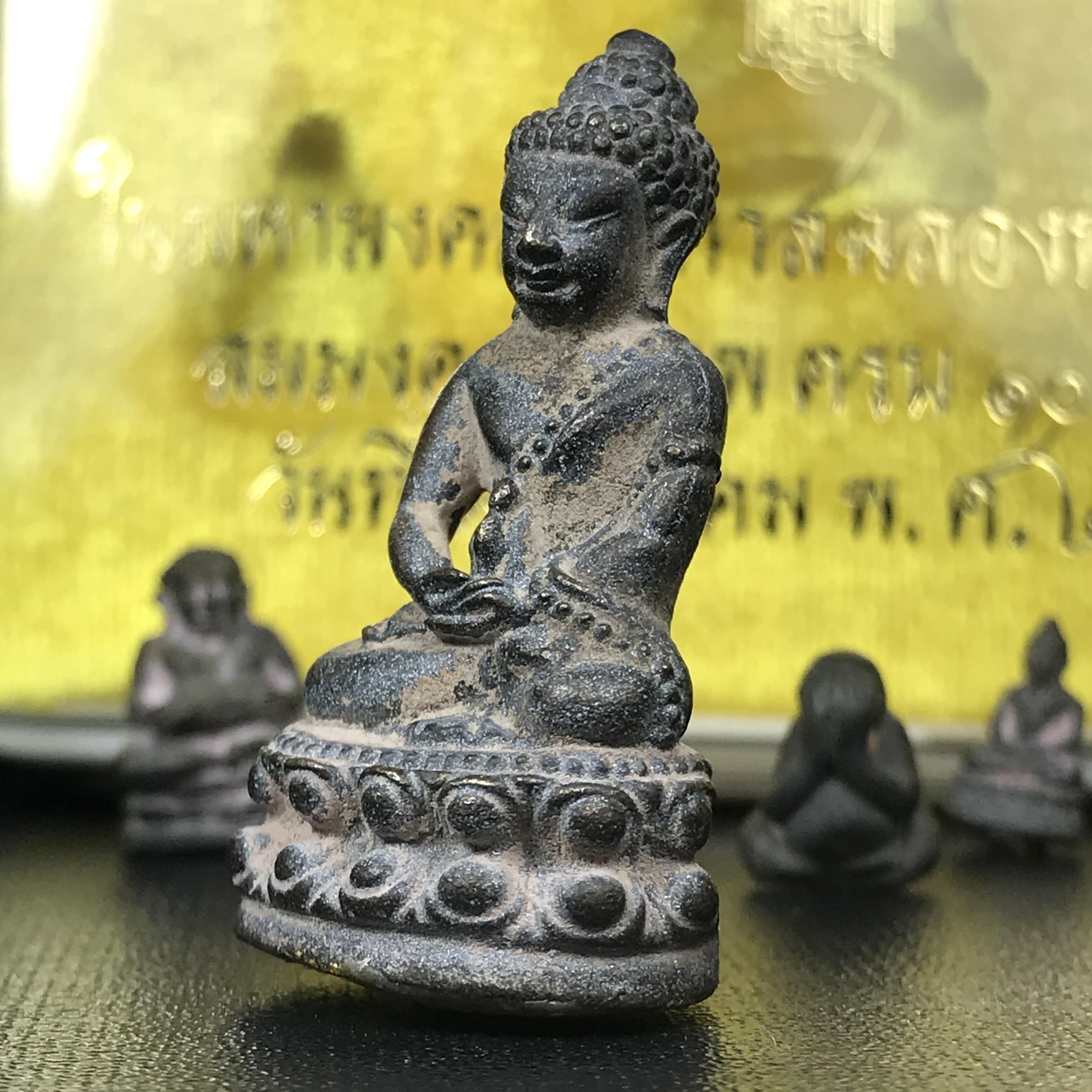 พระกริ่งชินบัญชรฉลองพระชันษา 100 ปี สมเด็จพระญาณสังวร วัดบวรนิเวศวิหาร ปี 2556 ชุดนำฤกษ์เนื้อนวโลหะแก่ทองคำ ก้นอุดผงสมเด็จพระสังฆราช (1 ใน 356 ชุด) พิธีใหญ่ มวลสารเด่น นิยมและหายากมากในปัจจุบัน