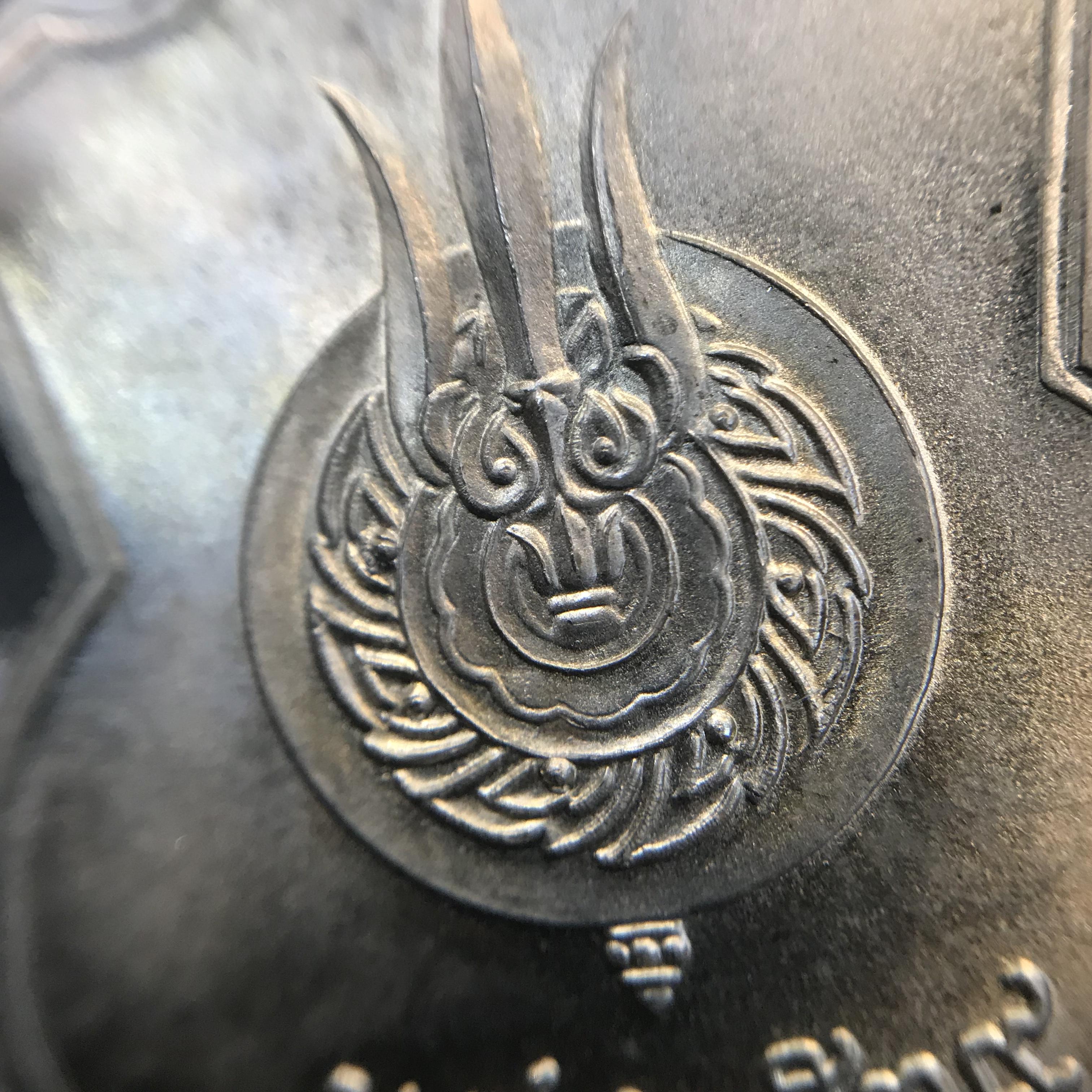 เหรียญพระบาทสมเด็จพระเจ้าอยู่หัว รัชกาลที่9 ประทับนั่งบัลลังก์ กระทรวงมหาดไทยจัดสร้าง ปี2539 เนื้ออัลปาก้า(บล็อกนิยม)สวยคมชัดผิวน้ำทอง