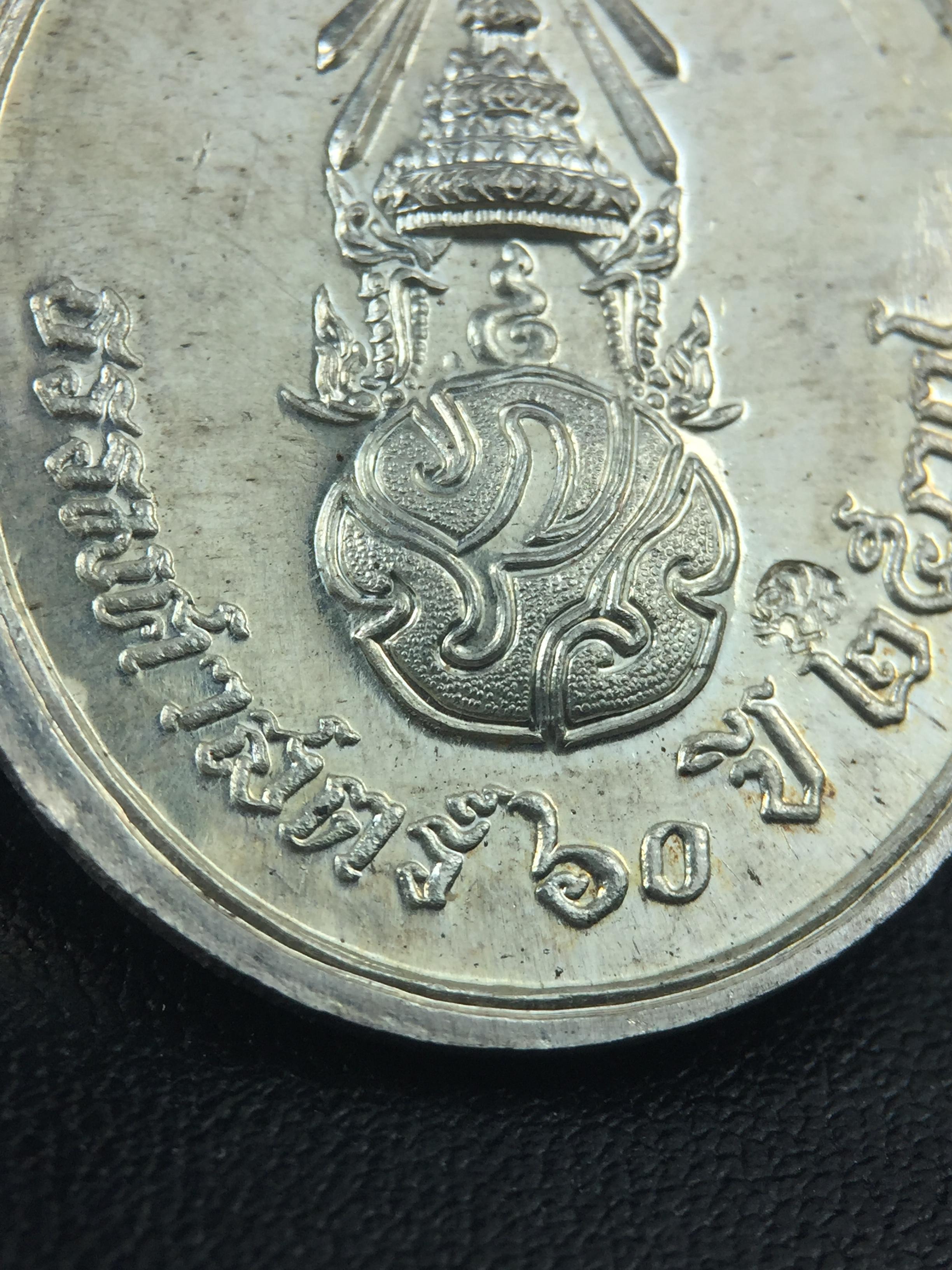 เหรียญพระพุทธสิหิงค์ ภปร. รุ่นมหาลัยธรรมศาสตร์ 60ปี พ.ศ.2537 พิมพ์ใหญ่(เนื้อเงิน+เนื้อทองแดง)ผิวเดิมๆสวยมาก(ในหลวงรัชกาลที่9เสด็จในพิธี)(พิธีใหญ่ เกจิที่มีชื่อเสียงมาร่วมปลุกเสกจำนวนมาก ชนวนมาลสารเก่าเข้มขลัง )ของดีธรรมศาสตร์ที่ศิษย์เก่าไม่ควรพลาด