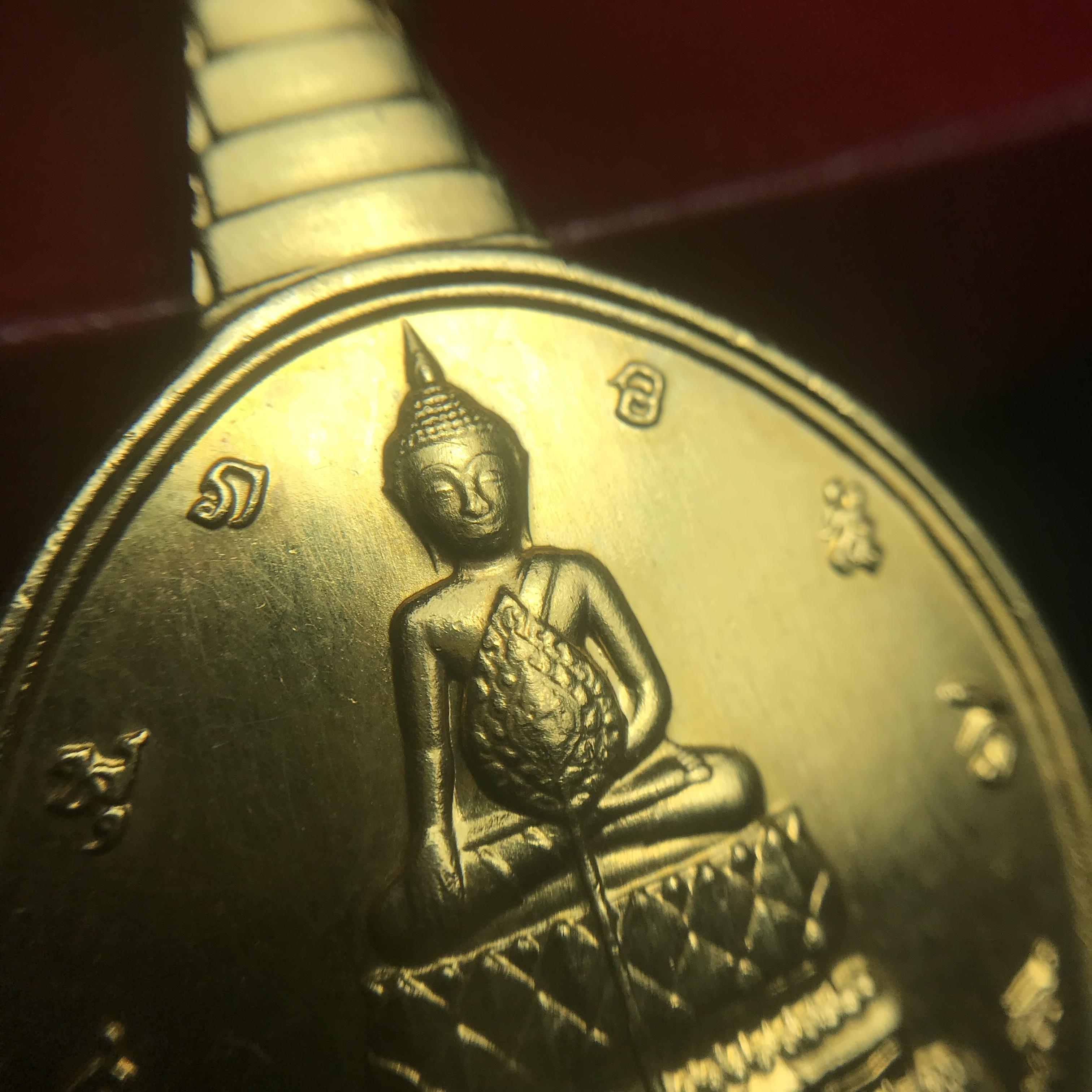 เหรียญพระชัยหลังช้าง ภปร. ปี2530 เนื้อทองคำ พิมพ์ใหญ่ 15กรัม(หนักหนึ่งบาท) พิธีใหญ่ นิยม สภาพสวย กล่องบรรจุเดิมครบ หายากมาก