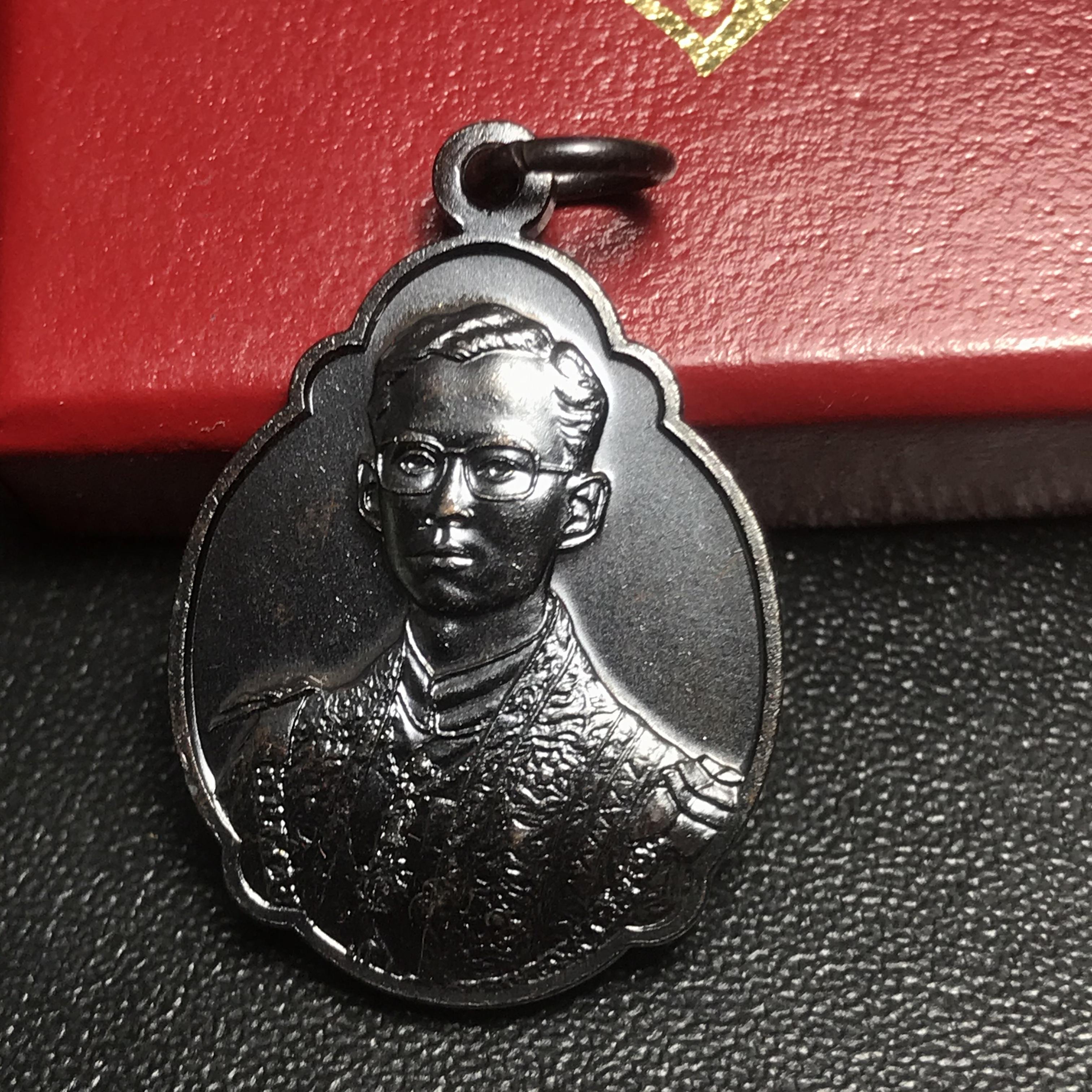 เหรียญพระราชทาน มูลนิธิ พอ.สว. ปี2541 (หายาก สภาพสวย(กล่องเดิม))