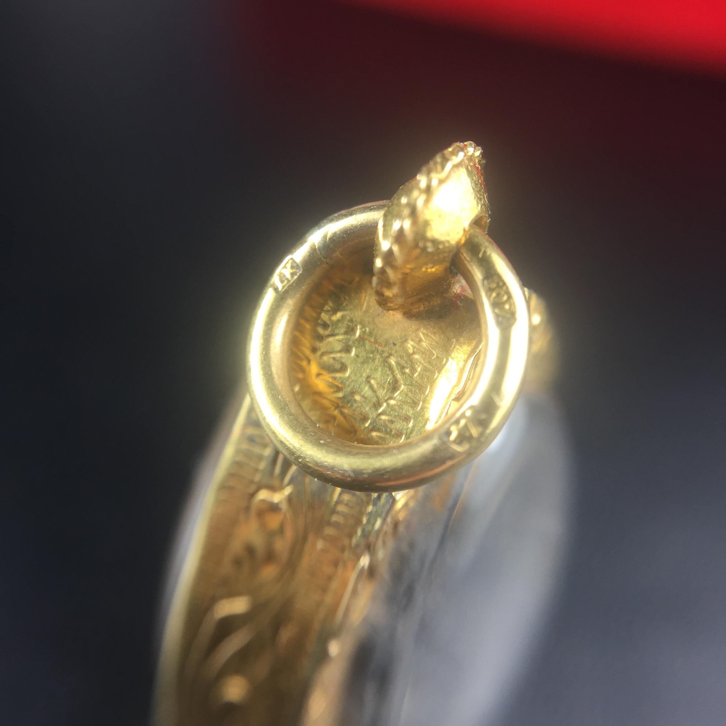 พระกริ่ง-พระชัยวัฒน์ ปวเรศ ปี2530 วัดบวรนิเวศราชวรวิหาร(องค์พระชัยวัฒน์เลี่ยมกรอบทองคำแท้)(ในหลวง ร.9 เสด็จเททอง)(บรรจุเส้นเกศาในหลวงรัชกาลที่9)พร้อมสูจิบัตรเดิมตอนจัดสร้าง(สภาพสวยครบสมบูรณ์) (องค์หน้าใหญ่)(องค์ทองทบ)แบบพิมพ์นิยมหายาก