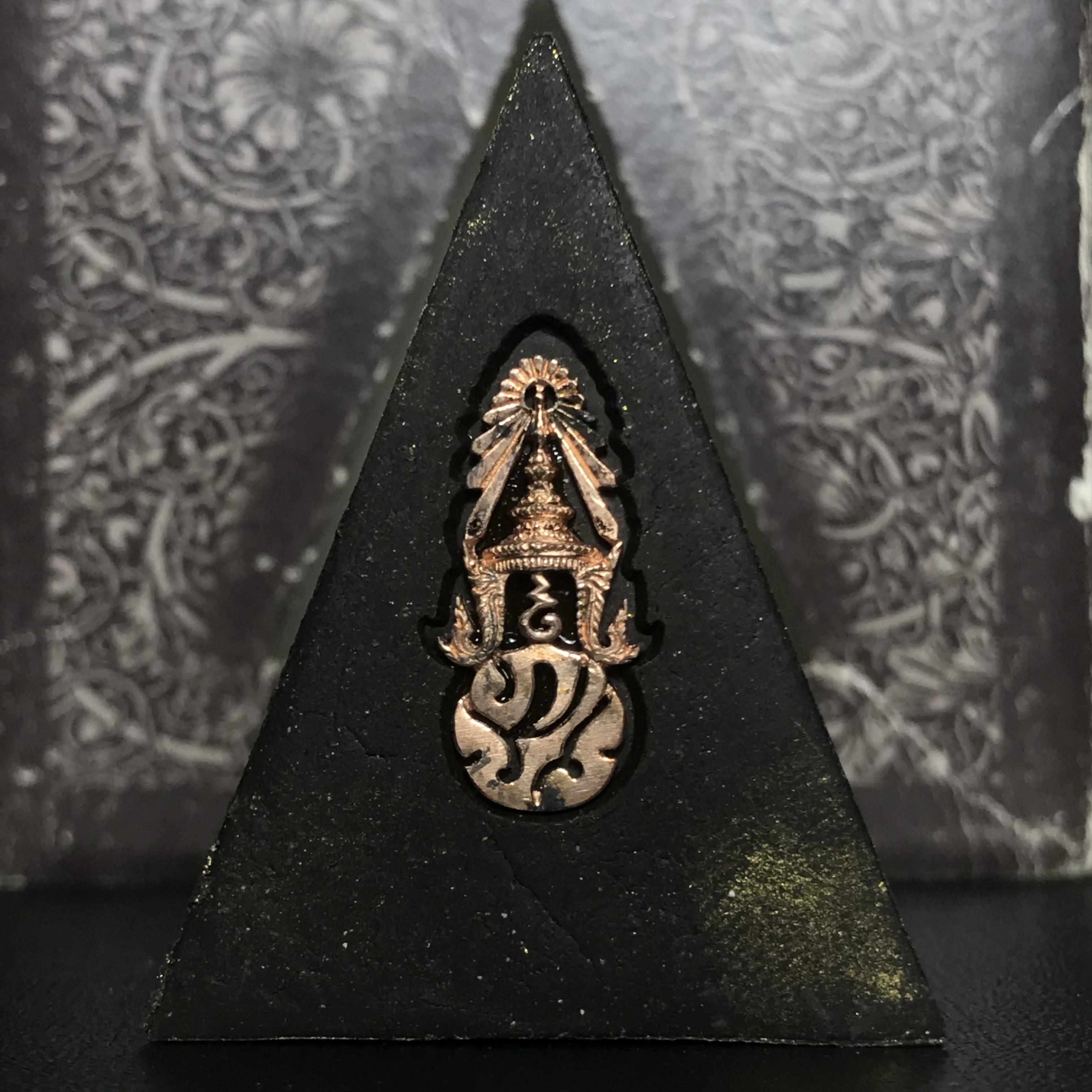 พระพุทธชินราช ภปร. โครงการ "เพราะแผ่นดินนี้ คือ แผ่นดินเกิด" ปี2548(รุ่นแรก) พระผงหลัง ภ.ป.ร. ทองแดง (พระราชทานเส้นพระเจ้า (เส้นผม)และมวลสารจิตรลดา)