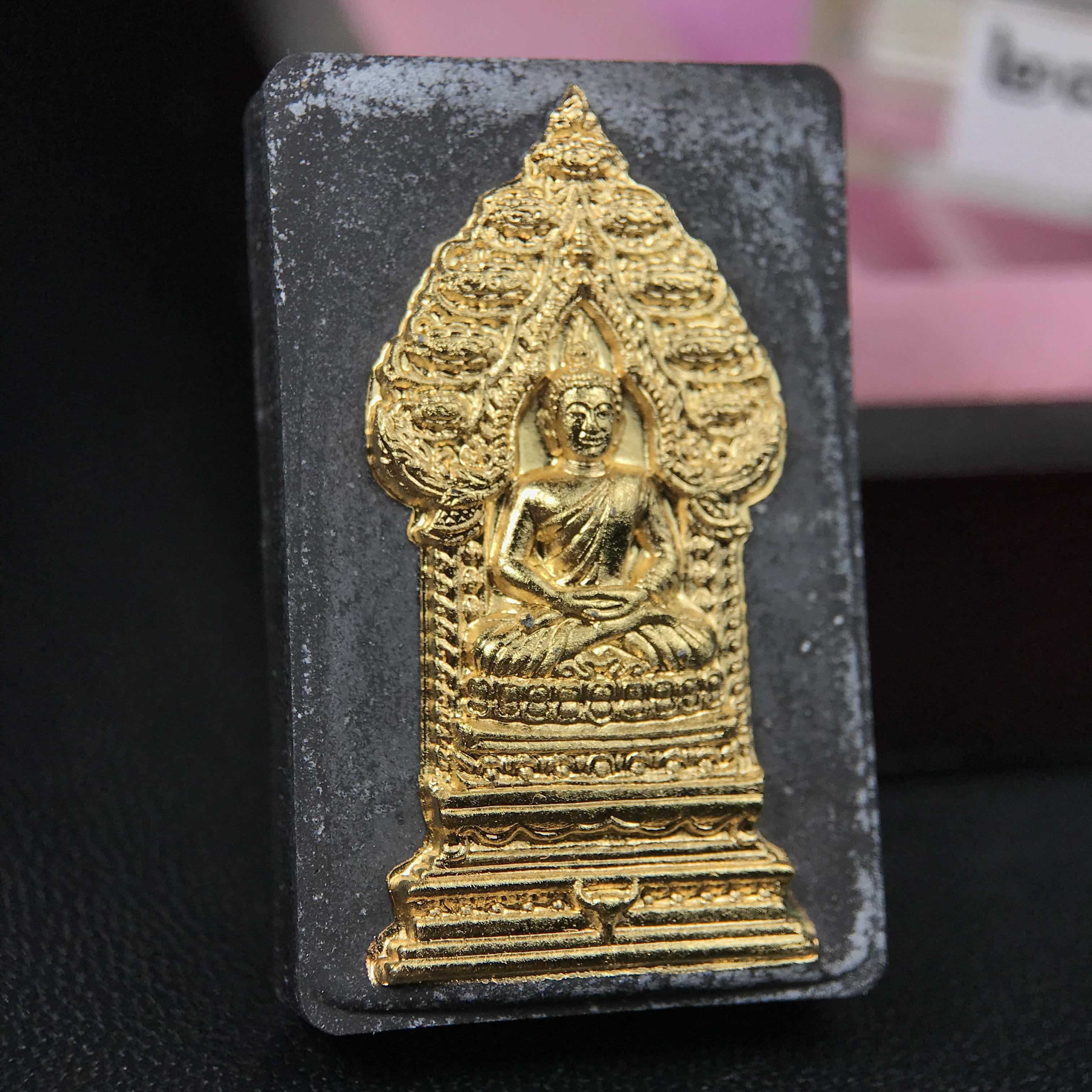 พระนิรันตรายสองกษัตริย์ มหาพุทธานุภาพแห่งแผ่นดิน ปี 2552 "พระผู้ปกป้องคุ้มครองจากภัยอันตรายทั้งปวง" พระผงพิมพ์สมเด็จหน้าปัดทอง สีดำด้านหลังฝังโลหะเงินชุบทอง เชิญอักษรพระปรมาภิไธยสองกษัตริย์(จปร.และ วปร.) พร้อมกล่องบรรจุเดิม องค์หมายเลข ๒๘๐