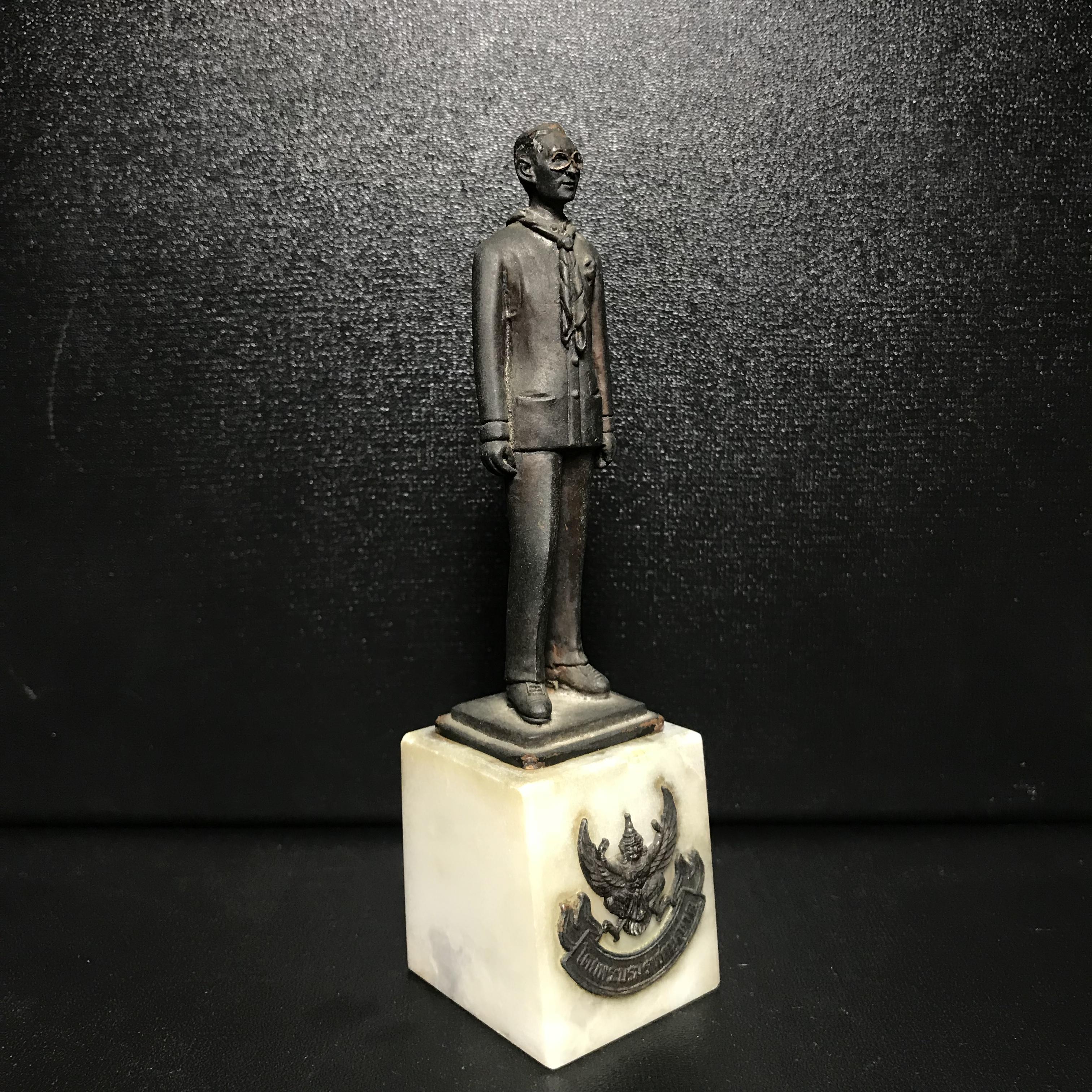 พระบรมรูปหล่อ ผู้ให้กำเนิดลูกเสือชาวบ้าน ในหลวงรัชกาลที่ 9 ทรงชุดลูกเสือชาวบ้าน ฐานหินอ่อน(หายาก)