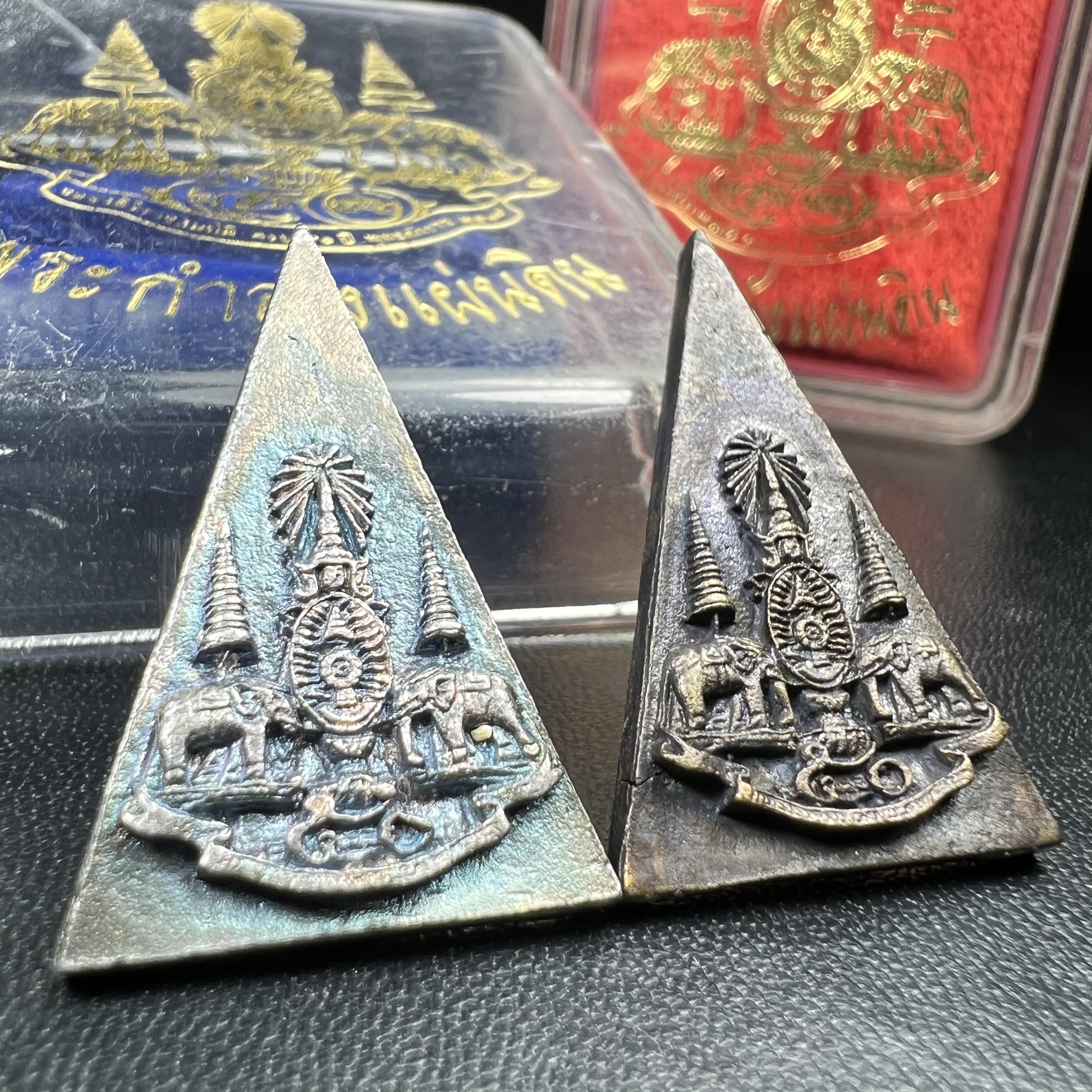 พระกำลังแผ่นดิน (สมเด็จจิตรลดา2) จัดสร้างเฉลิมพระเกียรติ ร.9 ครองราชย์ 50 ปี 2539 เนื้อเงิน(ผิวเดิมกลับดำ รุ้งๆสวย)+เนื้อนวโลหะ(สร้างน้อยหายาก)พร้อมกล่องบรรจุเดิม(1ใน2539องค์)