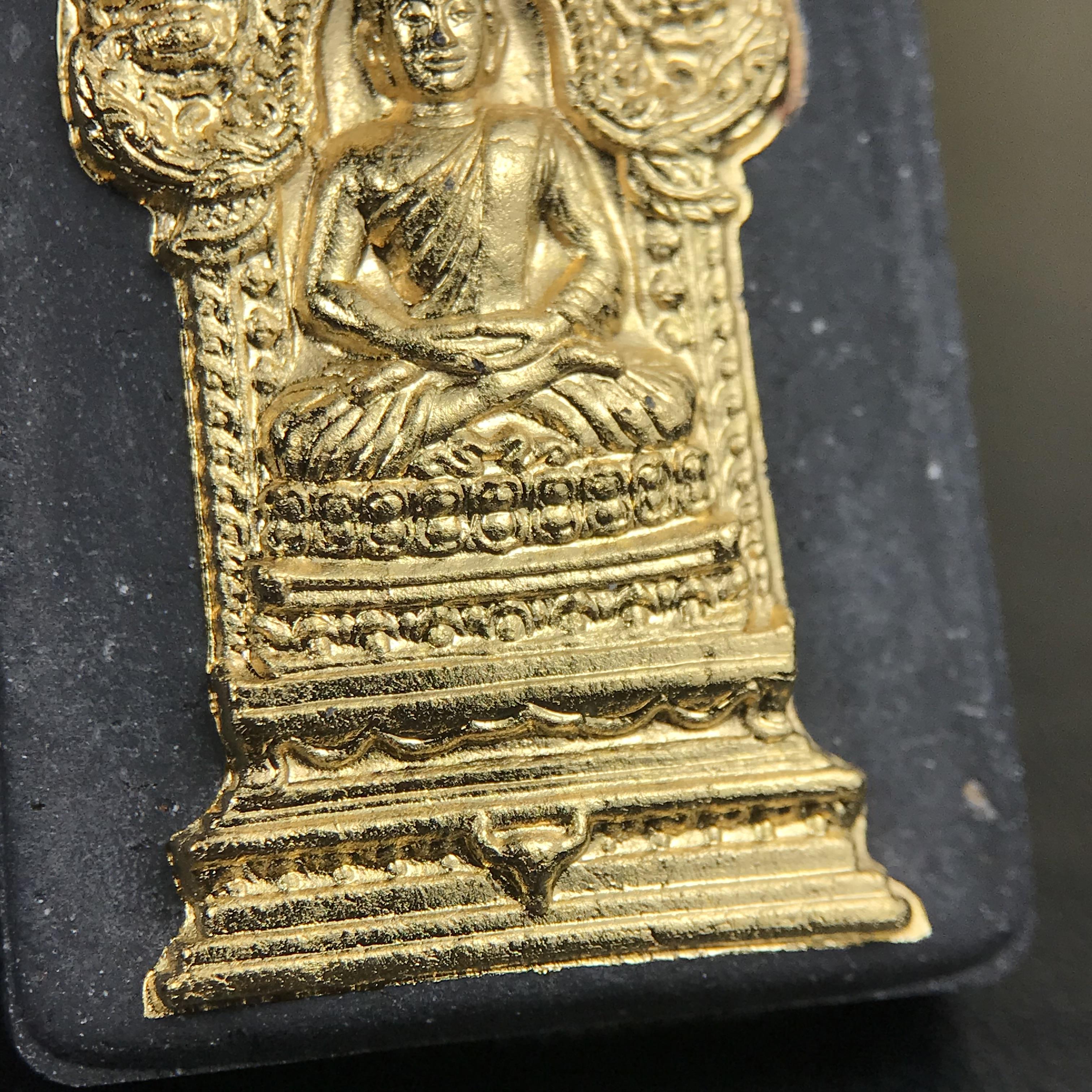 พระนิรันตรายสองกษัตริย์ มหาพุทธานุภาพแห่งแผ่นดิน ปี2552 "พระผู้ปกป้องคุ้มครองจากภัยอันตรายทั้งปวง" พระผงพิมพ์สมเด็จหน้าปัดทองสีดำด้านหลังปัดทอง เชิญอักษรพระปรมาภิไธยสองกษัตริย์(จปร.และ วปร.) พร้อมกล่องบรรจุเดิมครบชุด