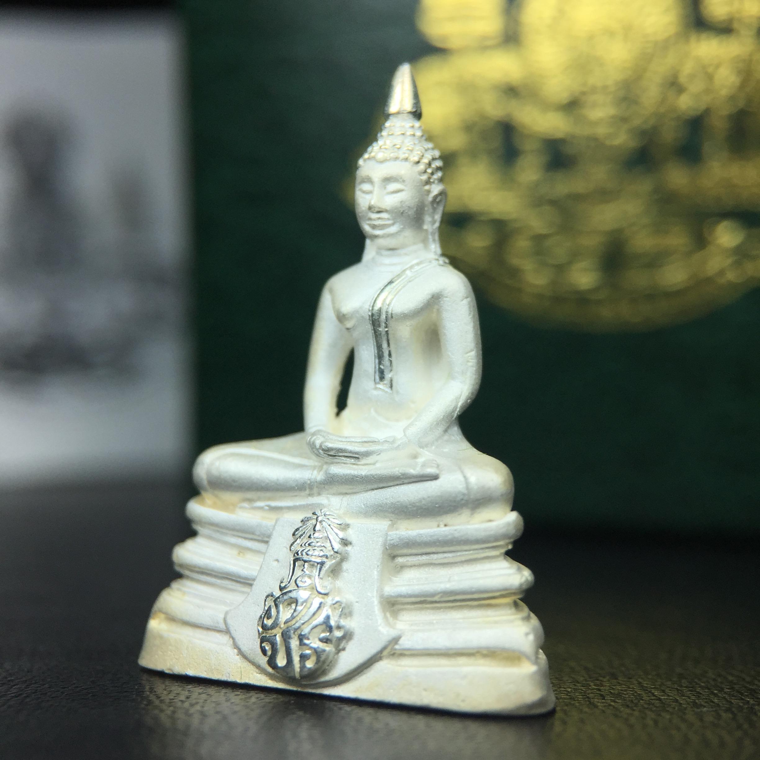 พระพุทธโสธร ภปร. รุ่นย้อนยุค สร้างพระอุโบสถ สมาคมชาวฉะเชิงเทรา จัดสร้าง ปี 2539 วโรกาสครองสิริราชสมบัติครบ 50 ปี เนื้อเงินทรายนวลขัดเงาบางส่วน พร้อมกล่องบรรจุและใบรับรองเดิม