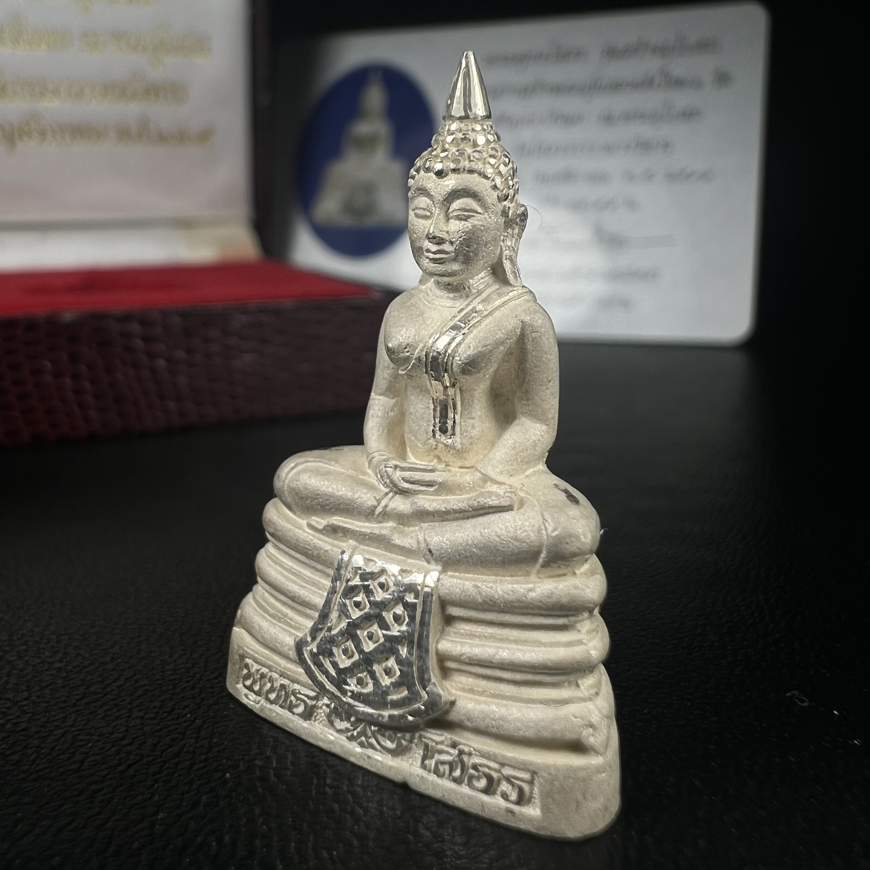 พระพุทธโสธร(หลวงพ่อโสธร) รุ่นสร้างอุโบสถ ปี2539 เนื้อเงิน ลอยองค์พิมพ์ใหญ่ สภาพสวยเดิมกล่องบรรจุการ์ดใบรับรองเดิมครบสมบูรณ์(แบบนี้หายาก)(งานแพรนด้า จิวเวลรี่)สวยงดงาม