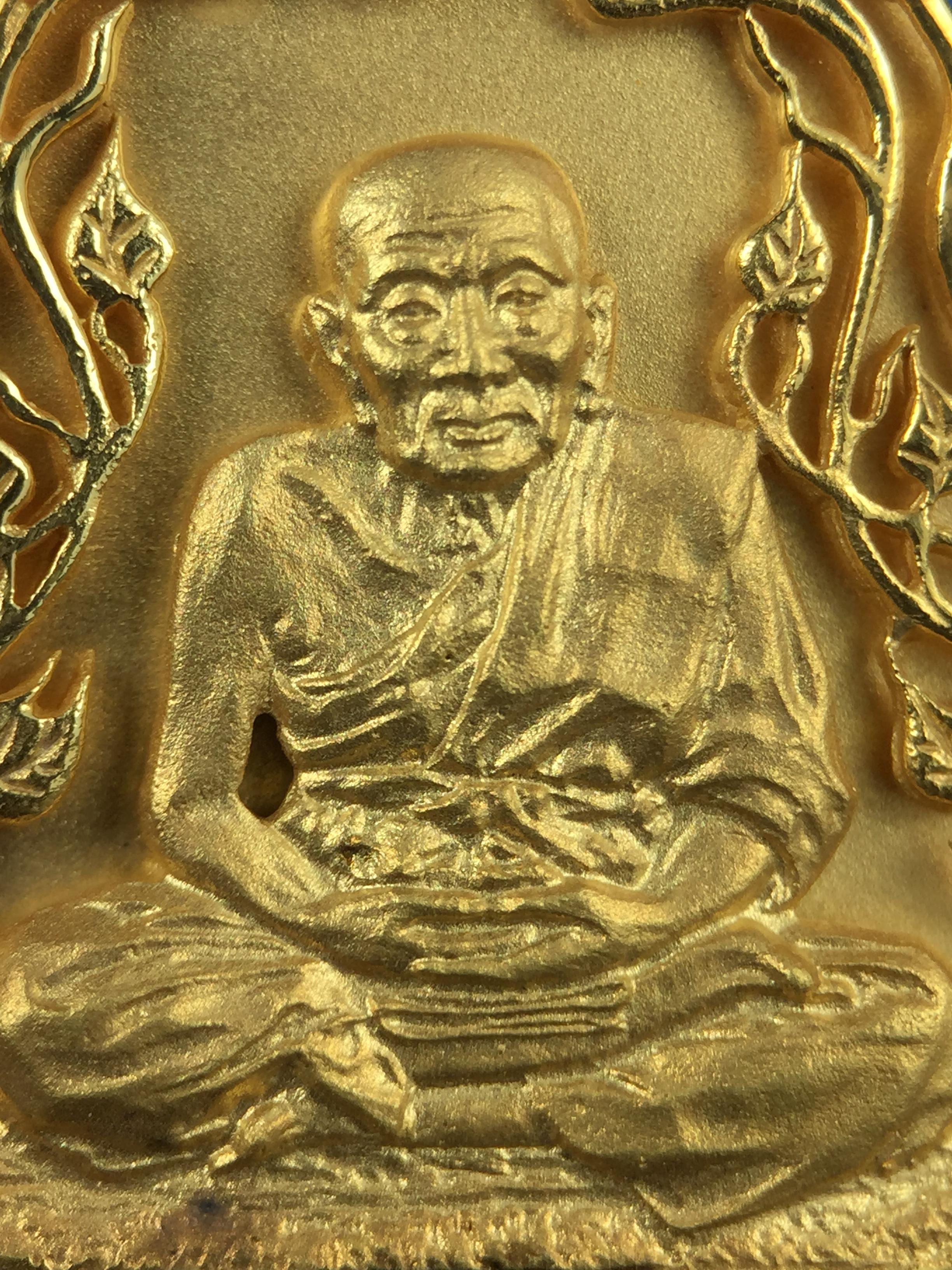 เหรียญหลวงปู่ทวด พระนามาภิไธย สก. แบบงานฉลุโบราณ(HAND MADE) ปี 2544 ชุดทองคำ(เนื้อทองคำ(15.16 กรัม)+เนื้อเงิน+เนื้อบรอนซ์)พิธีปลุกเสก ณ อุโบสถวัดช้างให้ และ พิธีมังคลาภิเษก ณ พระอุโบสถ วัดพระศรีรัตนศาสดาราม(วัดพระแก้ว) (1 ใน 500 ชุด)พบเจอน้อยหายากมาก