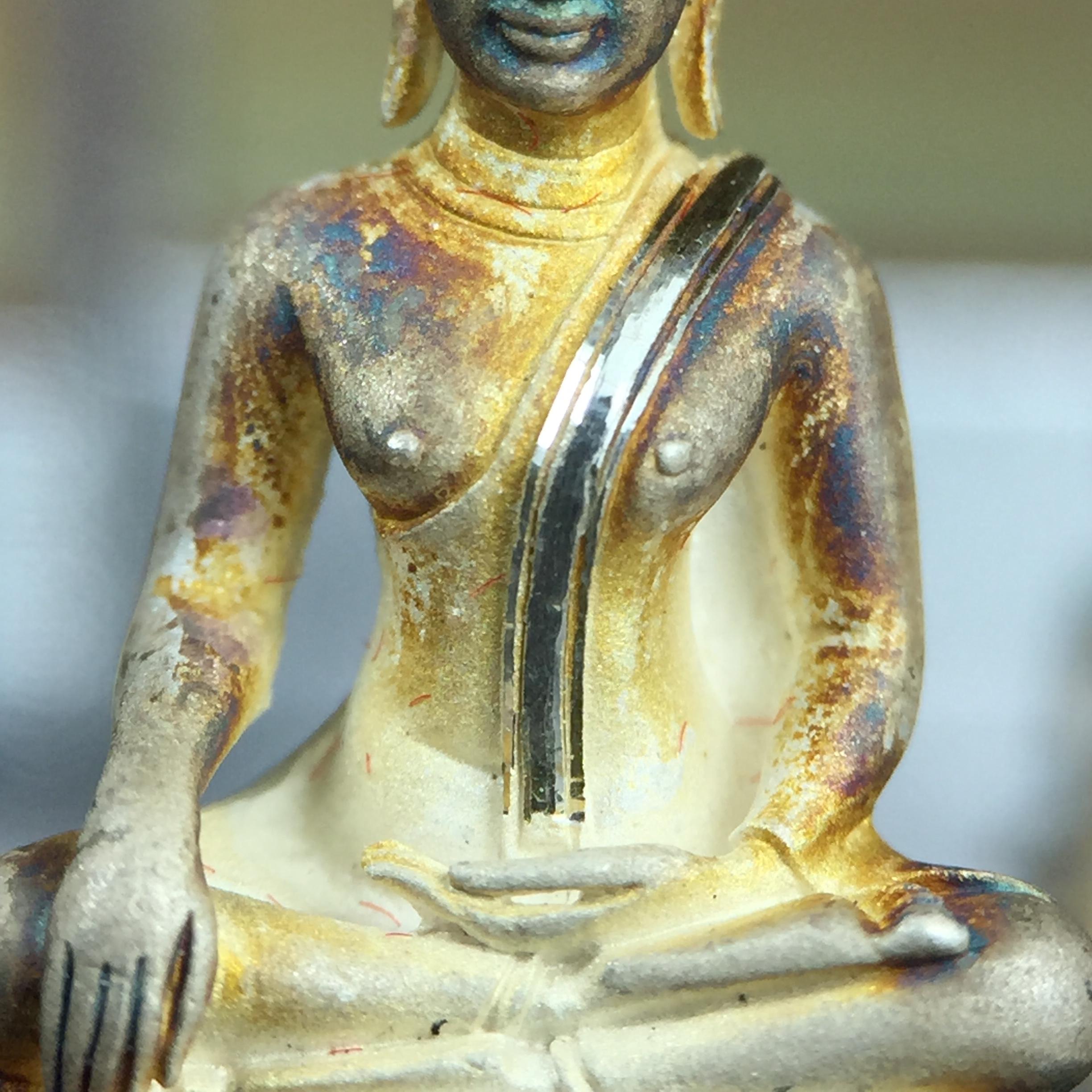 พระกริ่ง+พระชัยวัฒน์พระพุทธนวราชบพิตร ครองสิริราชสมบัติครบ 50 ปี พ.ศ.2540 เนื้อเงินผิวเดิมๆขึ้นสีรุ้งธรรมชาติแบบนิยม(หายาก)(สีสันที่ธรรมชาติสรรค์สร้าง)พร้อมกล่องบรรจุเดิมครบ(1ชุด 2 องค์)1 ใน 9500 ชุด