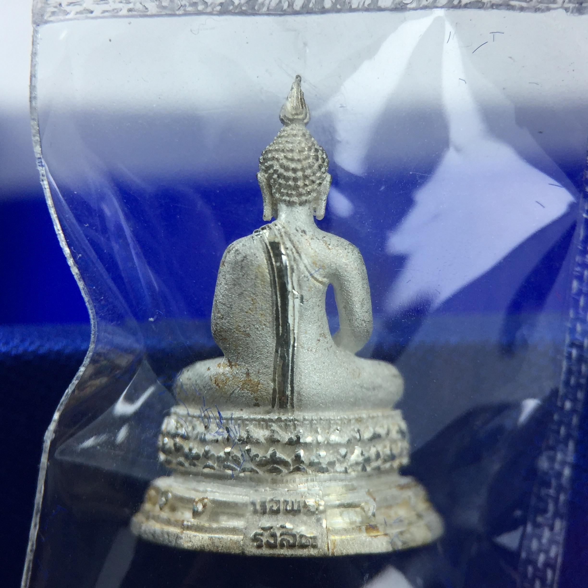 พระชัยวัฒน์พุทธสิหิงค์ ภปร. รุ่นสร้างหอพระธรรมศาสตร์ ปี2542 เนื้อเงิน(ผิวเดิม ซีนซองเดิม กล่องครบสวยสมบูรณ์) มหาพิธี 3วาระอันยิ่งใหญ่(ตอกโค๊ตและหมายเลข)1ใน 10000 องค์