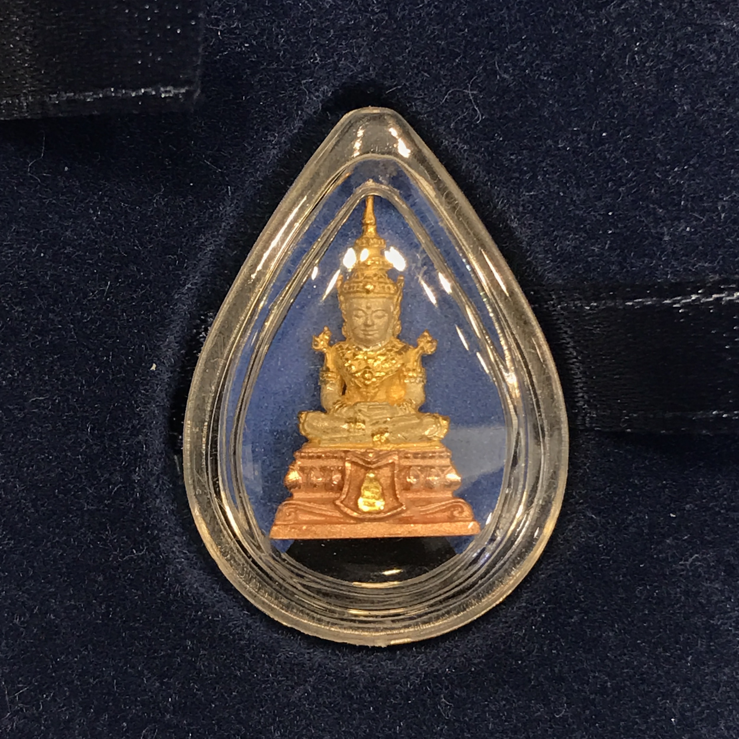 พระแก้วมรกต(จำลอง)ลอยองค์ ทรงเครื่องฤดูร้อน ตราสัญลักษณ์ฉลองสิริราชสมบัติ ครบ 60 ปี ชุดพิเศษกรรมการ(1ใน1000ชุด)หายากมาก