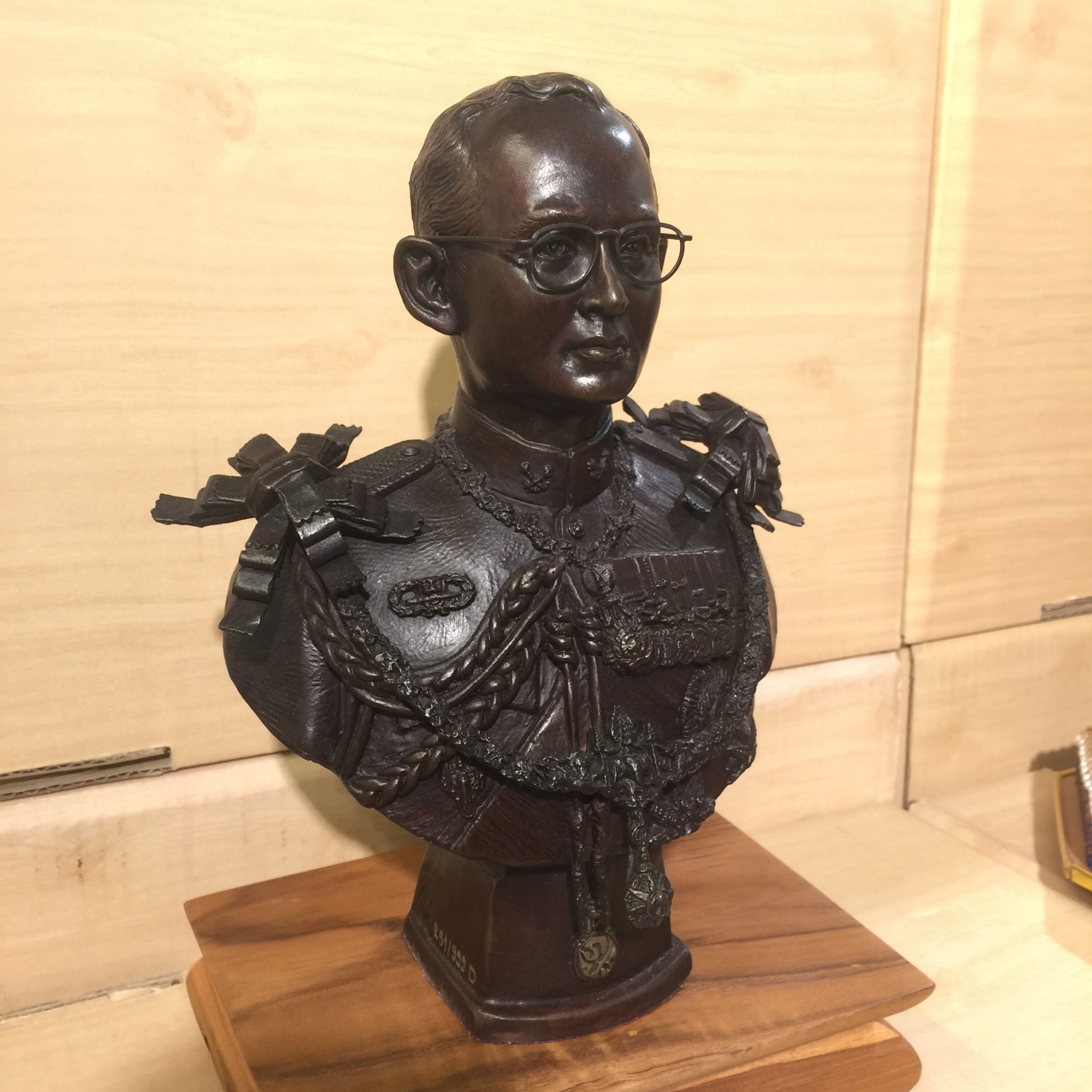 พระบรมรูปในหลวง ร.9 รุ่นเฉลิมพระเกียรติ ปี 2545