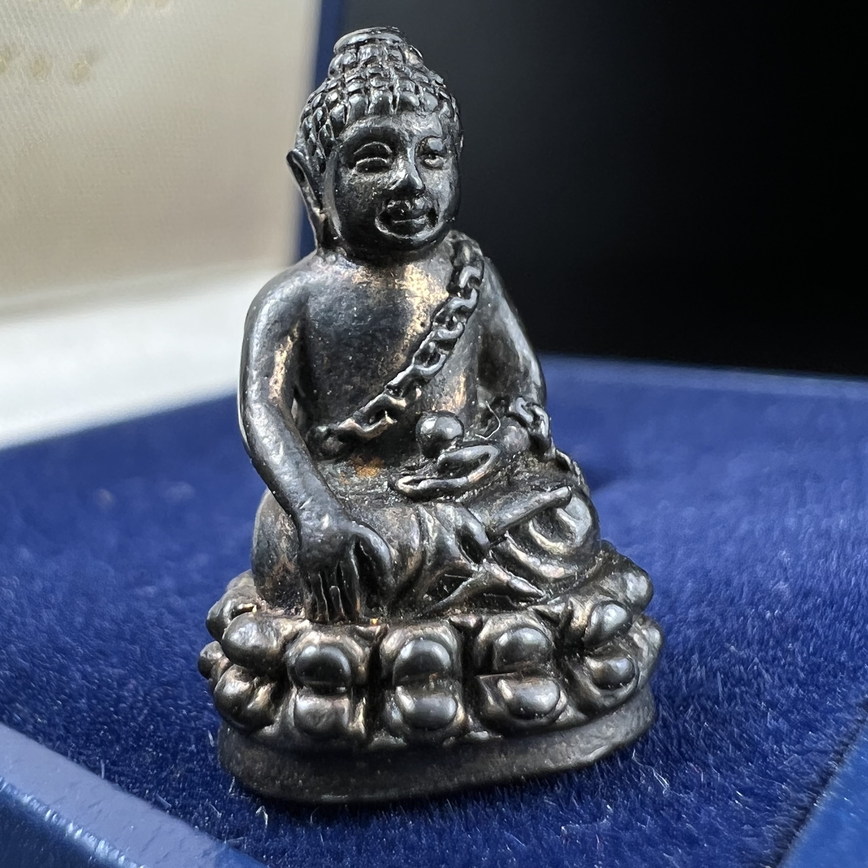 พระกริ่งพุทธอุดมสมบูรณ์(พระปุ้มปุ้ย)รุ่นแรก เนื้อนวโลหะเต็มสูตร วัดบวรนิเวศวิหาร ปี2535 แขวนบูชาไม่มีอดอยาก มีความอุดมสมบูรณ์สมตามลักษณะและมงคลนามตามชื่อ ตามปรารถนา(1ใน2000องค์)หายาก