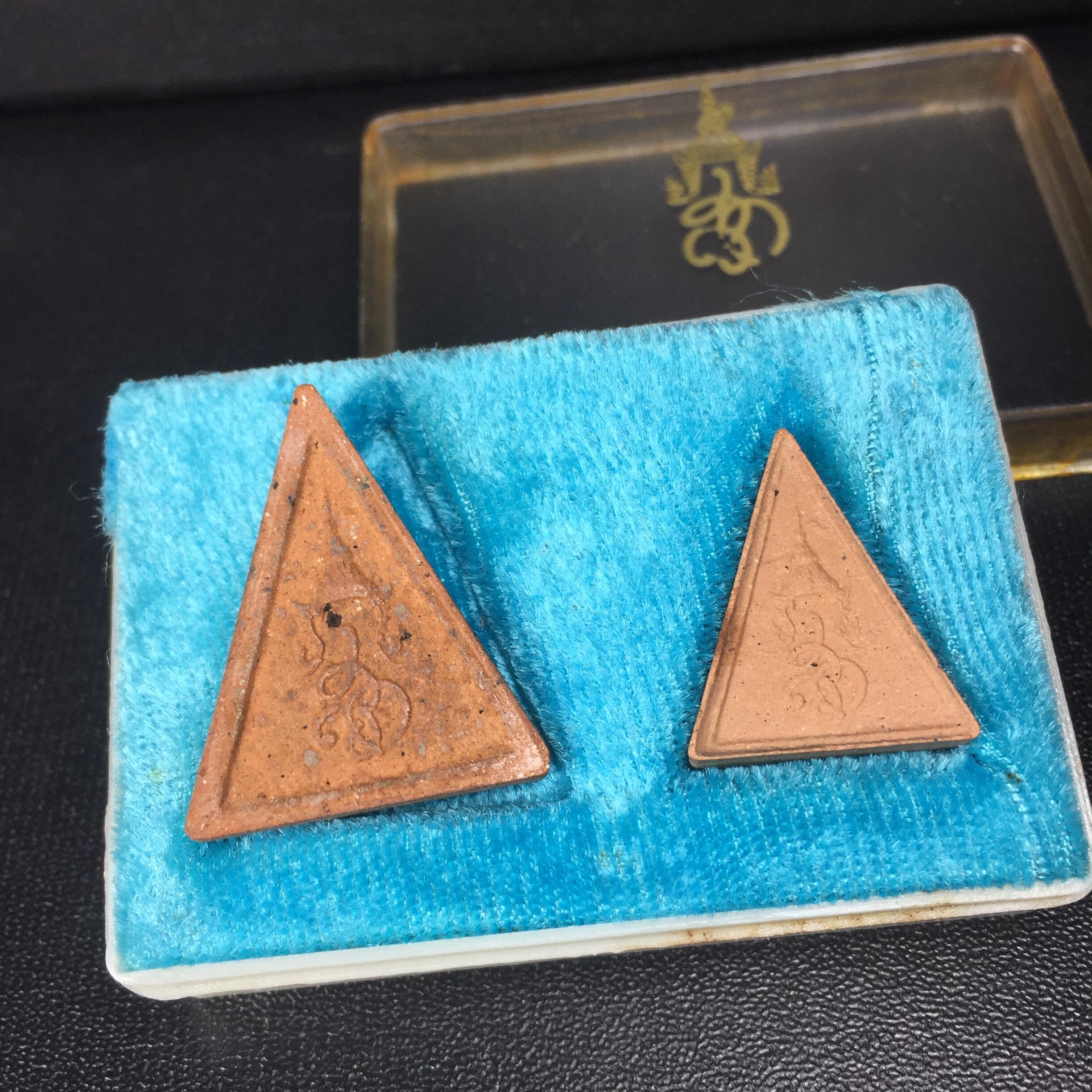 พระสมเด็จนางพญา สก ชุดพิมพ์ใหญ่-เล็ก วัดบวรนิเวศวิหาร ปี2519(ครบชุดกล่องบรรจุเดิมทั้ง 3 สี แดง-เหลือง-ฟ้า)(ในหลวงรัชกาลที่9และสมเด็จพระราชินี เสด็จร่วมในพิธี)(พิธีใหญ่)(มวลสารดี)