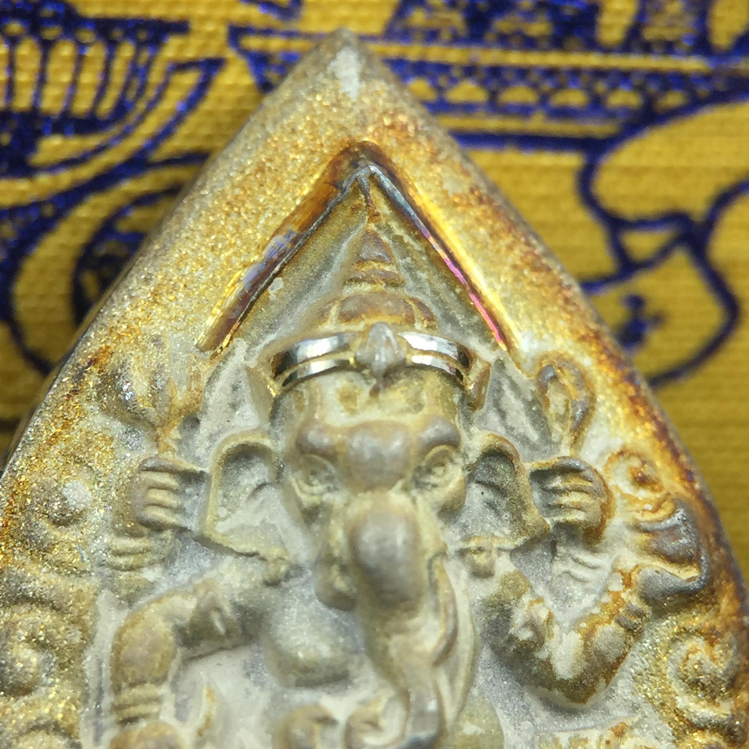 เหรียญพระพิฆเนศวร ญสส. ชุดกาญจนาภิเษกครองราชย์ 50 ปี พุทธศักราช 2538 พิมพ์ใหญ่(2.9 ซม.) เนื้อเงินผิวเดิมขึ้นสีรุ้งงดงามธรรมชาติสร้างสรรค์ สภาพสวยเดิมพร้อมกล่องบรรจุเดิม ตอกโค๊ดหมายเลขกำกับ(1ใน 5539องค์)