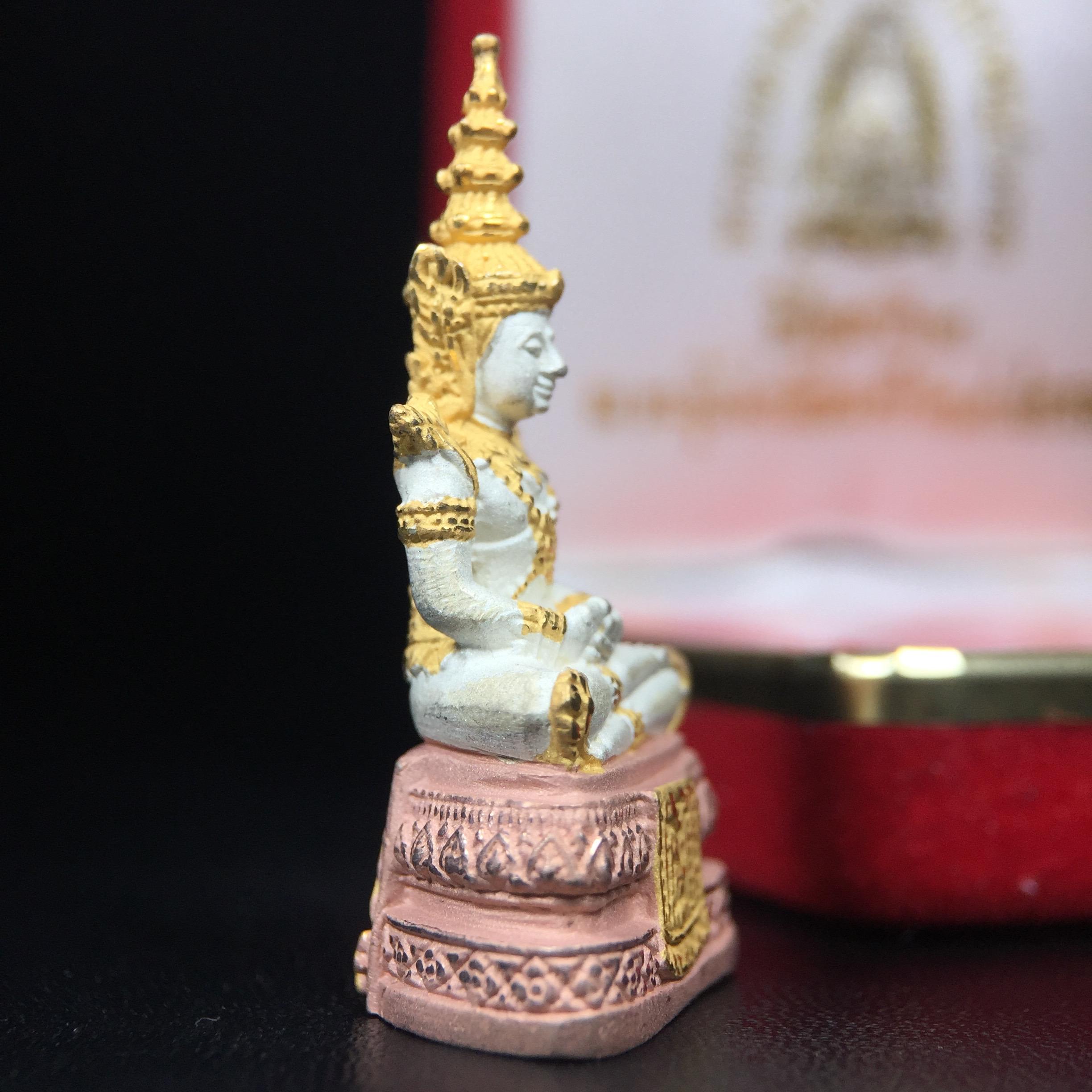 พระพุทธมหามณีรัตนปฏิมากร (พระแก้วมรกต) มหาจุฬาลงกรณราชวิทยาลัย(มจร.) วังน้อย พระนครศรีอยุธยา ปี 2543 พิธีมหาพุทธาภิเษก ณ วัดพระศรีรัตนศาสดาราม (วัดพระแก้ว) ในพระบรมมหาราชวัง เนื้อเงินสามกษัตริย์ (ตอกโค๊ตหมายเลข 181)