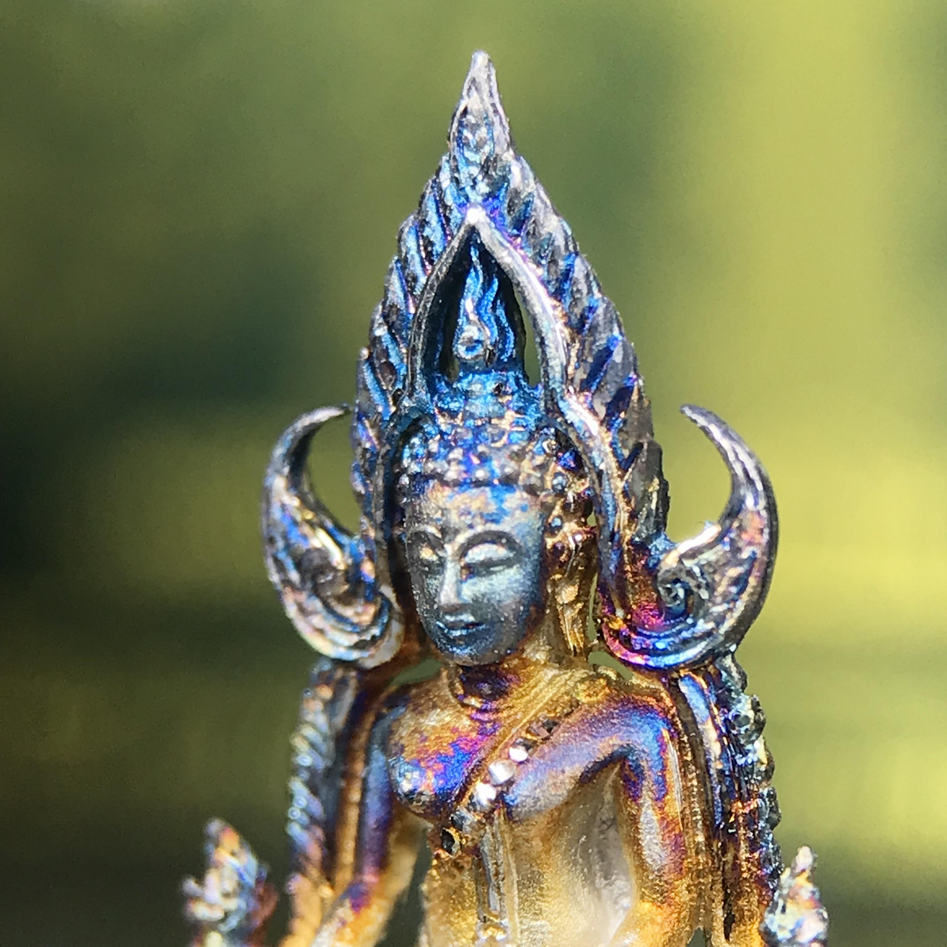 พระพุทธชินราช ภปร. 84 พรรษา พิมพ์เล็กขนาดหน้าตัก 1/4 นิ้ว(สูง 2.0 ซม.)เนื้อเงินชุบทองคำขาว (สภาพผิวเดิมสวย ขึ้นสีรุ้งธรรมชาติ แบบนิยม สวยมาก)(พระราชทานมวลสาร จิตรลดาและเส้นพระเจ้า(เส้นผม))พุทธศิลป์ทรงคุณค่าอีกหนึ่งรุ่นยอดนิยม