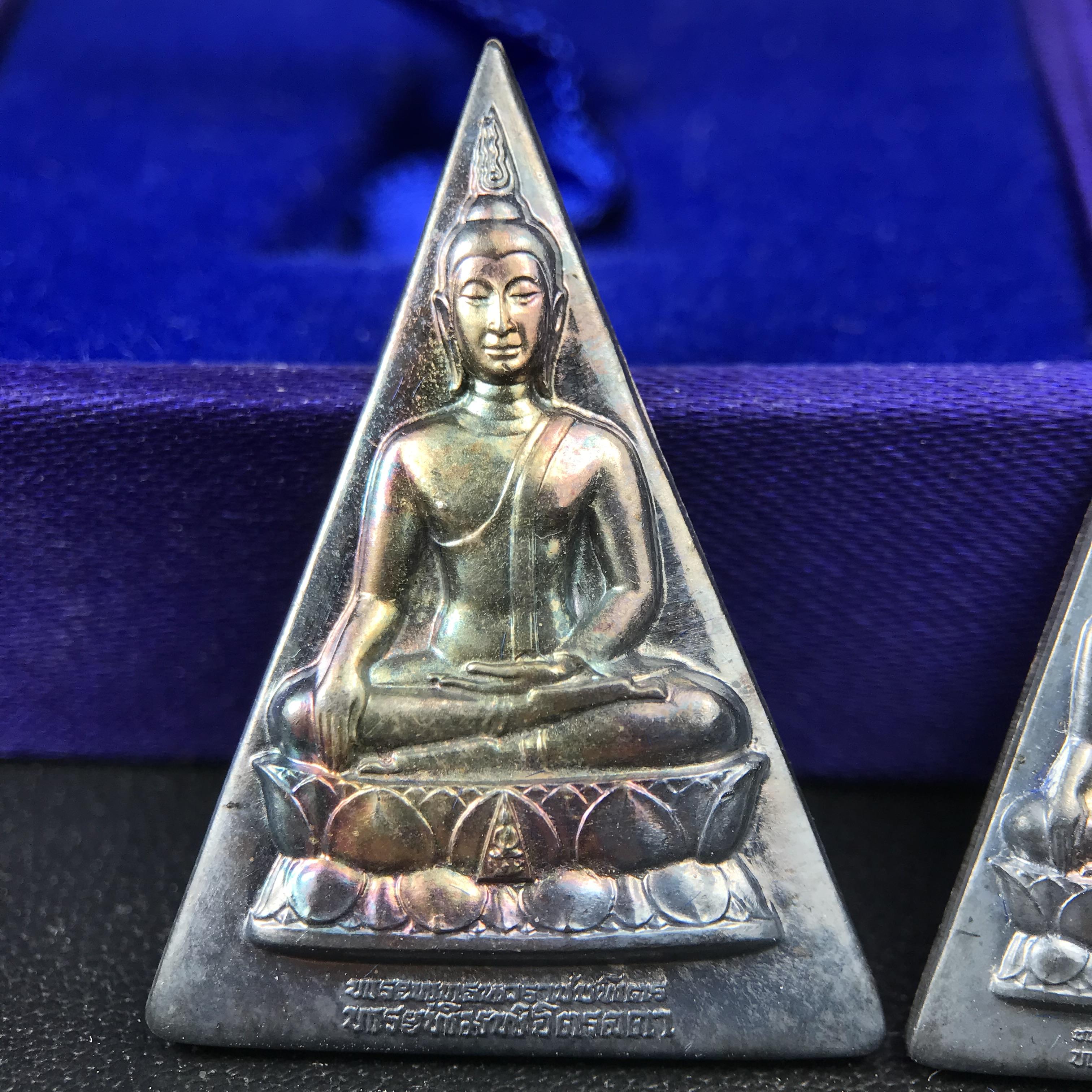 พระพุทธนวราชบพิตร พระพิมพ์จิตรลดา โครงการหลวง ปี2539 (พิมพ์ใหญ่+พิมพ์เล็ก) เนื้อเงินผิวเดิมขึ้นสีรุ่ง สวย แบบนิยมพร้อมกล่องบรรจุเดิม พิธีใหญ่ ปลุกเสกวัดพระแก้ว(1ชุด 2 องค์)