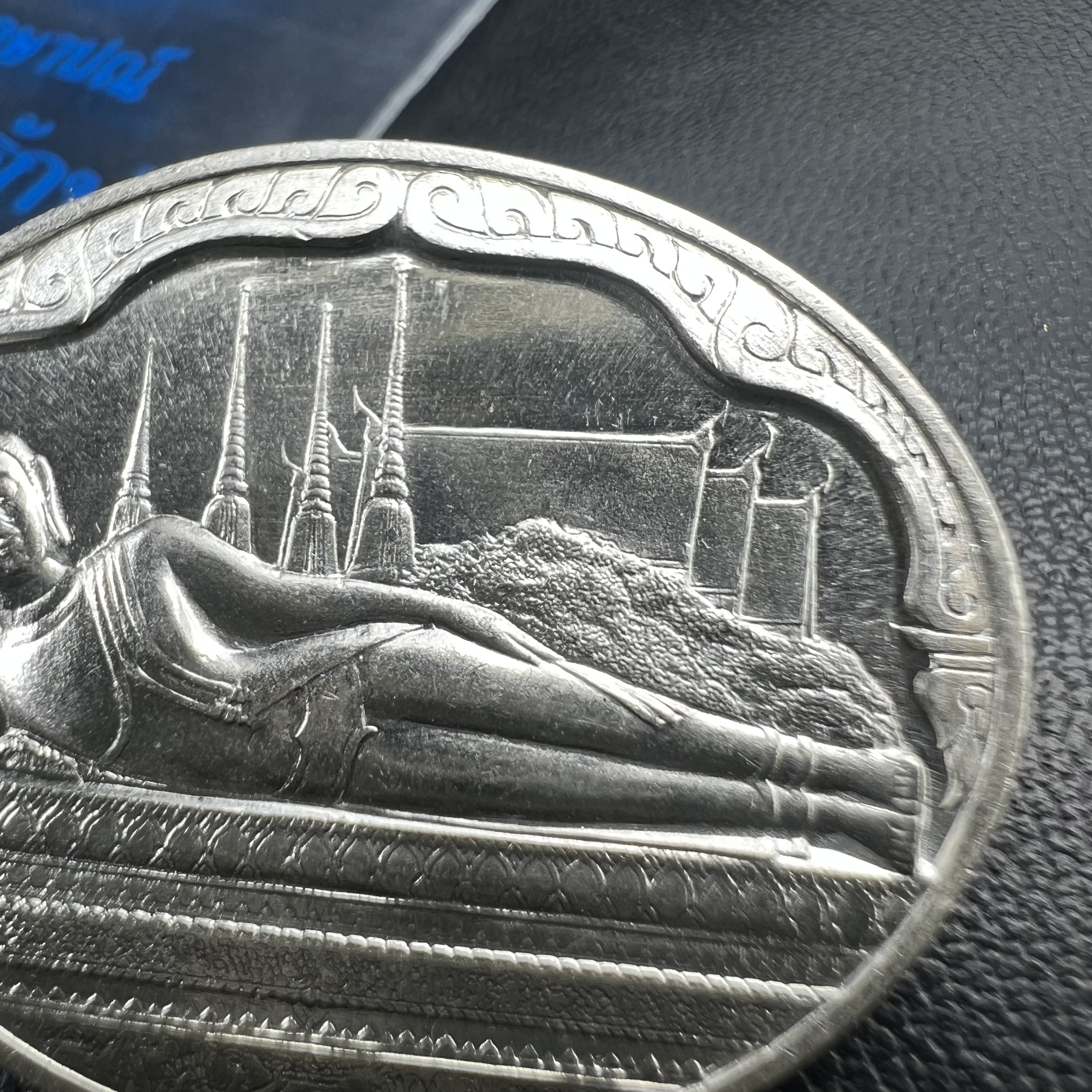 เหรียญพระนอน พระพุทธปรางค์ไสยาสน์ วัดพระเชตุพลวิมลมังคลาราม (วัดโพธิ์) หลัง ภปร. มหามงคลเฉลิมพระชนมพรรษาในหลวงรัชกาลที่9 ครบ 5 รอบ 60 พรรษา ปี 2530 (คัดสภาพสวยซีนซองเดิม)(เนื้อเงินพบเจอน้อยหายาก)เหรียญดี..พิธีใหญ่..พุทธคุณเยี่ยม