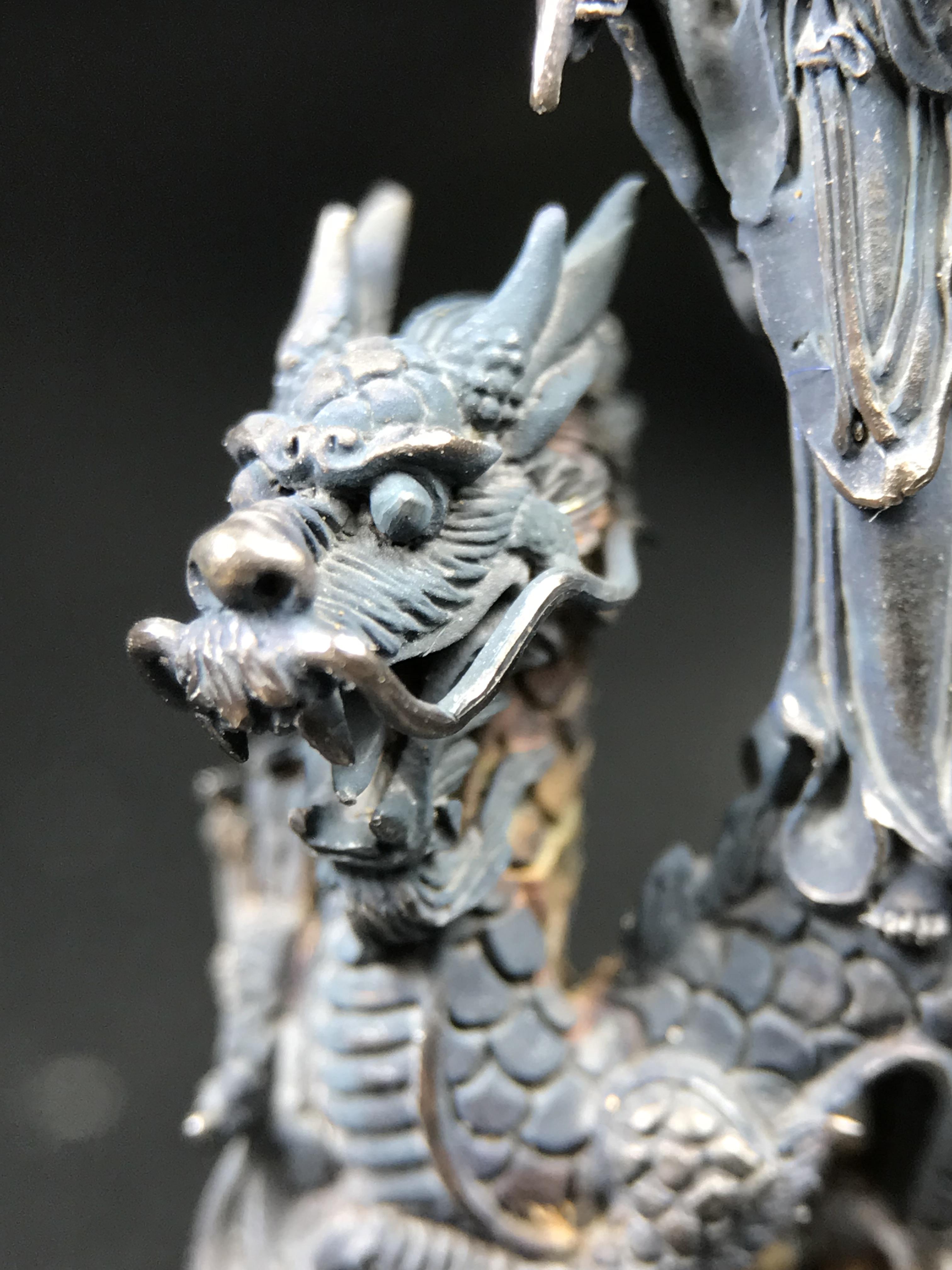 รูปหล่อลอยองค์พระโพธิสัตว์กวนอิม ทรงประทับมังกร จ.ระนอง ปี 2539 เนื้อเงิน พิมพ์ใหญ่(ผิวกลับดำทูโทนเข้มขลังสวยงามมีเสน่ห์)(สภาพผิวเดิม)(เสน่ห์พระเนื้อเงินสีสันที่ธรรมชาติสรรค์สร้าง)เฉลิมฉลองในวโรกาสที่พระบาทสมเด็จพระเจ้าอยู่หัวทรงครองสิริราชสมบัติครบ50ปี