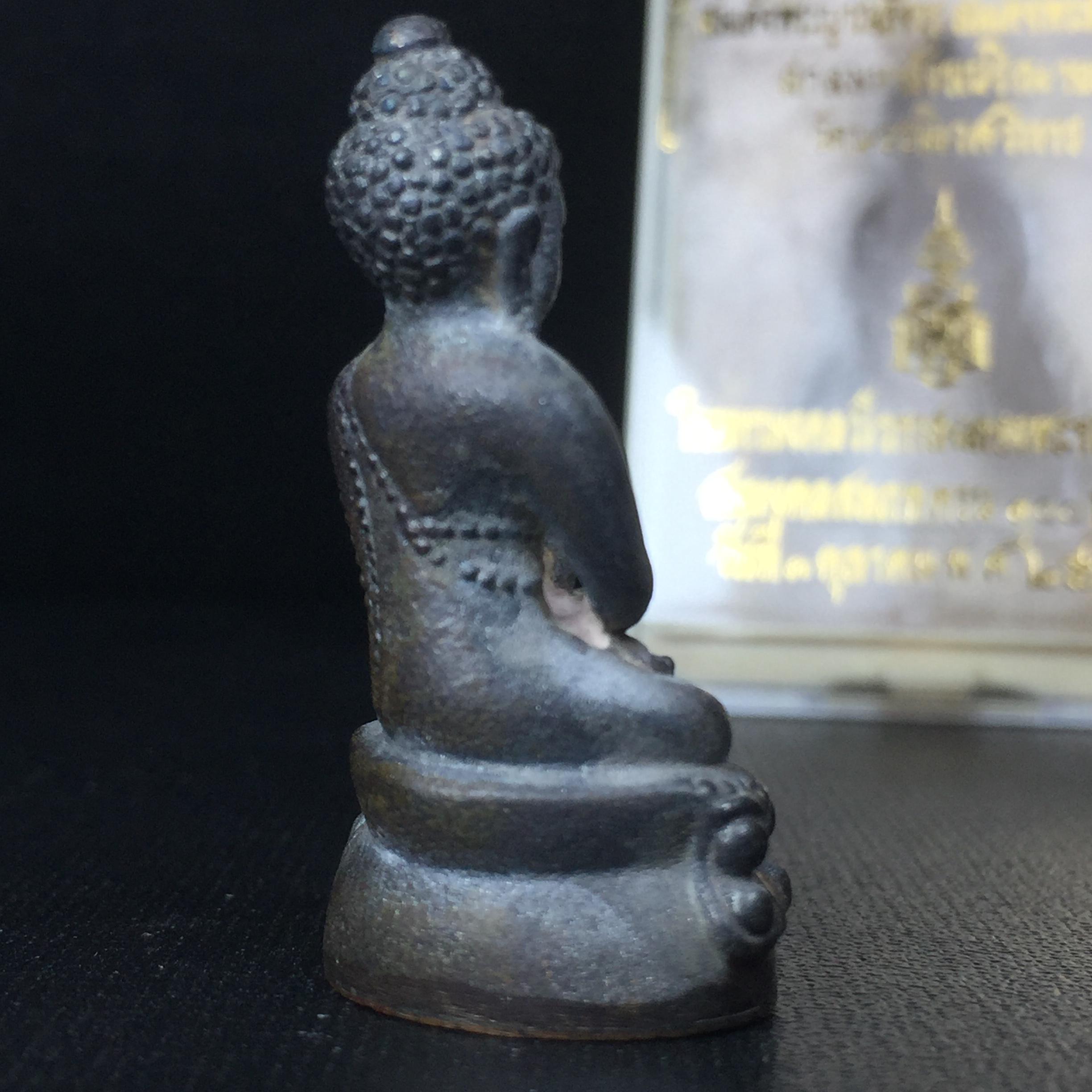 พระกริ่งชินบัญชรฉลองพระชันษา 100 ปี สมเด็จพระญาณสังวร วัดบวรนิเวศวิหาร ปี 2556 เนื้อนวโลหะผสมทองคำก้นทองแดง พิธีใหญ่ มวลสารเด่น นิยม(1 ใน 2556 องค์)