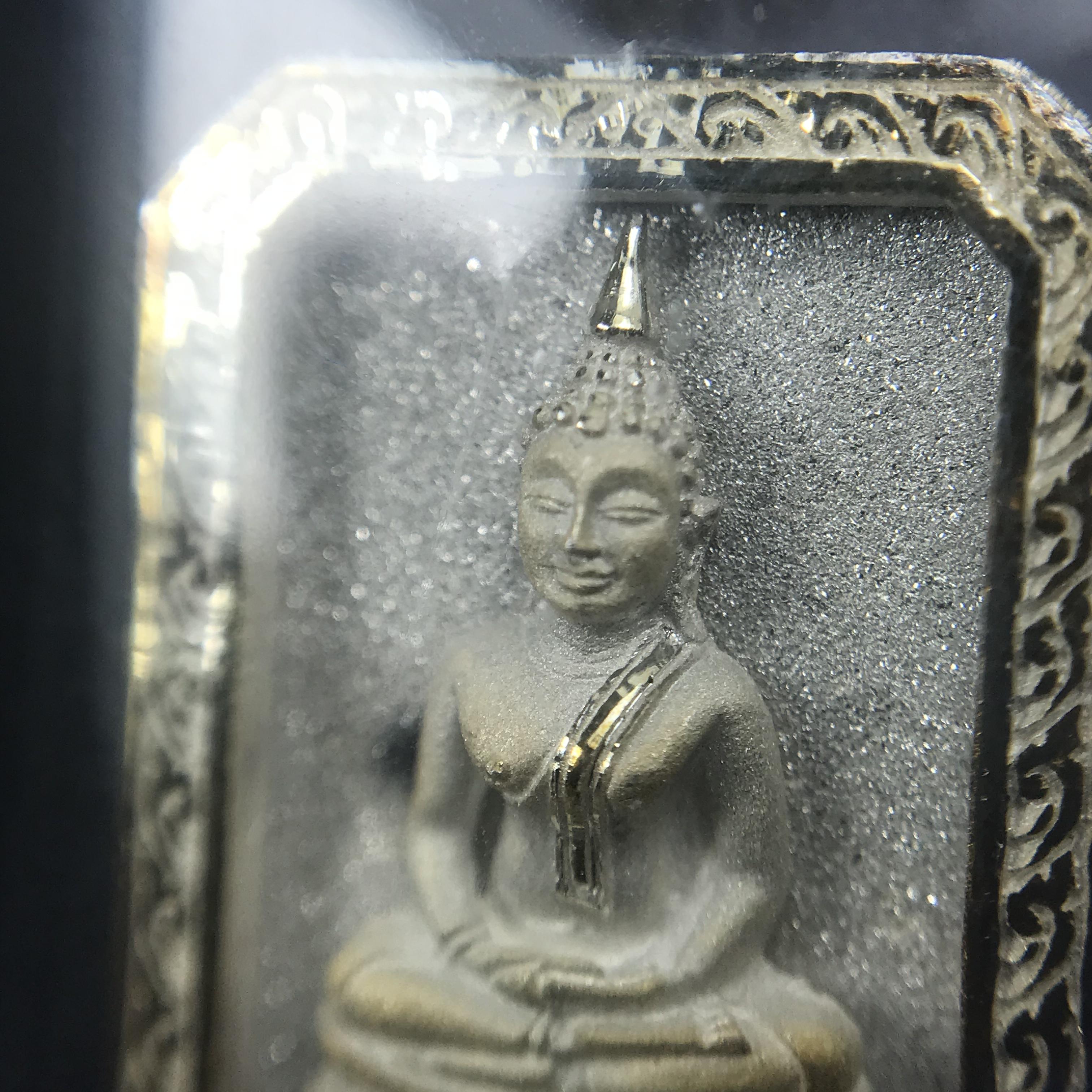 พระพุทธโสธร(หลวงพ่อโสธร) รุ่นสร้างอุโบสถ ปี2539 เนื้อเงิน พิมพ์แปดเหลี่ยม(หายาก) สภาพสวยผิวเดิมขึ้นน้ำทองสีรุ้งแบบนิยม กล่องบรรจุเดิมครบสมบูรณ์