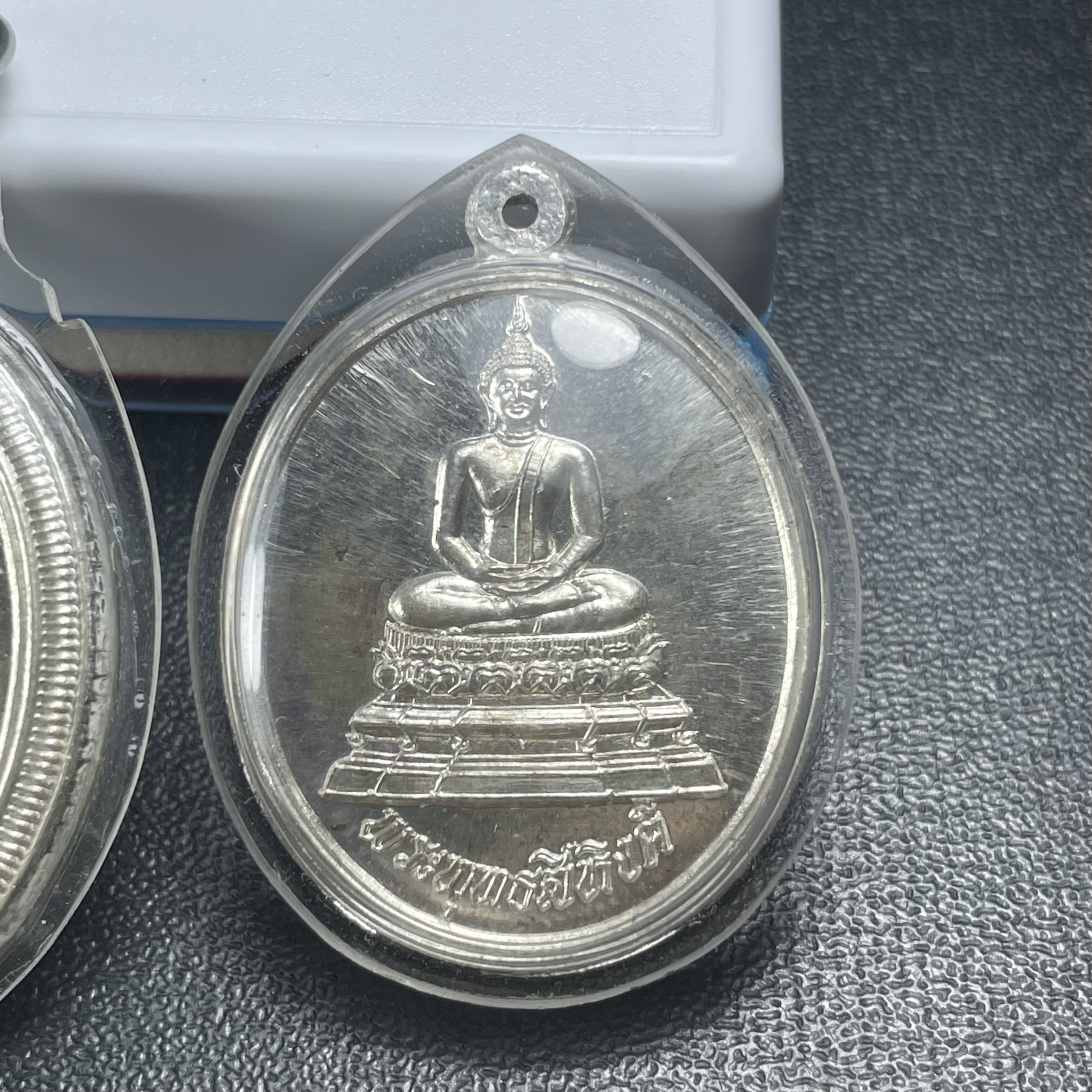 เหรียญพระพุทธสิหิงค์ ภปร. รุ่นมหาลัยธรรมศาสตร์ 60ปี พ.ศ.2537 พิมพ์ใหญ่+พิมพ์เล็ก เนื้อเงินผิวเดิม(ในหลวงรัชกาลที่9เสด็จในพิธี)(หลวงตามหาบัวร่วมปลุกเสก)