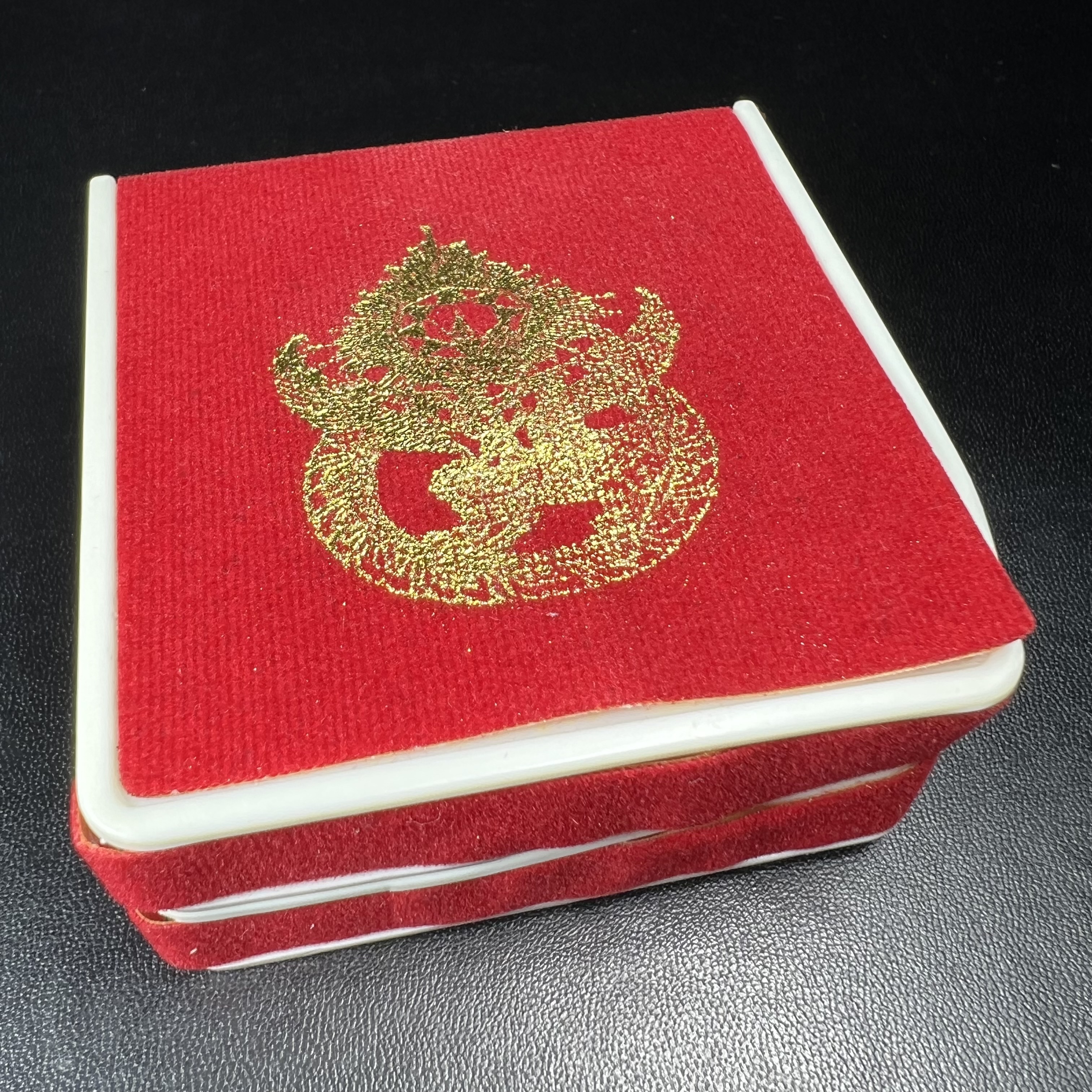 เหรียญครุฑดวงตรามหาเดช หลังยันต์มงกุฏพระเจ้า วัดตรีทศเทพวรวิหาร ปี2553 เนื้อกะไหล่ทองลงยาแดง(สภาพสวยซีนซองเดิมกล่องบรรจุเดิม)ดวงตราแห่งชัยชนะ ความสำเร็จ เจริญรุ่งเรือง แก้อาถรรพ์ ต่างๆ