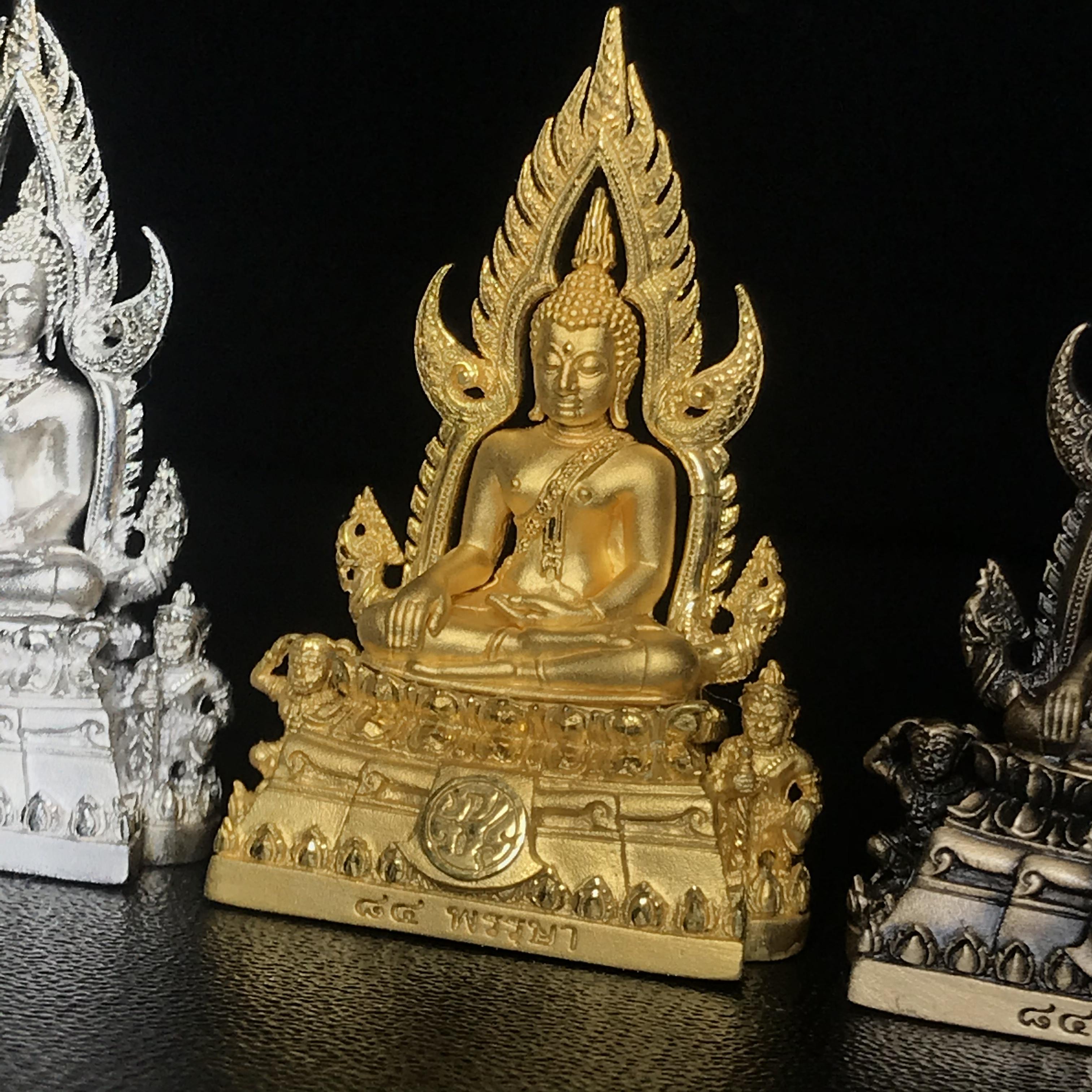 พระพุทธชินราช(จำลอง) ภปร. 84 พรรษา พิมพ์กลางขนาดหน้าตัก 1/2 นิ้ว(ครบชุด3องค์ เนื้อทองคำ+เนื้อเงินชุบทองคำขาว+เนื้อบรอนซ์รมดำซาติน)(พระราชทานมวลสาร จิตรลดาและเส้นพระเจ้า(เส้นผม)รัชกาลที่9)