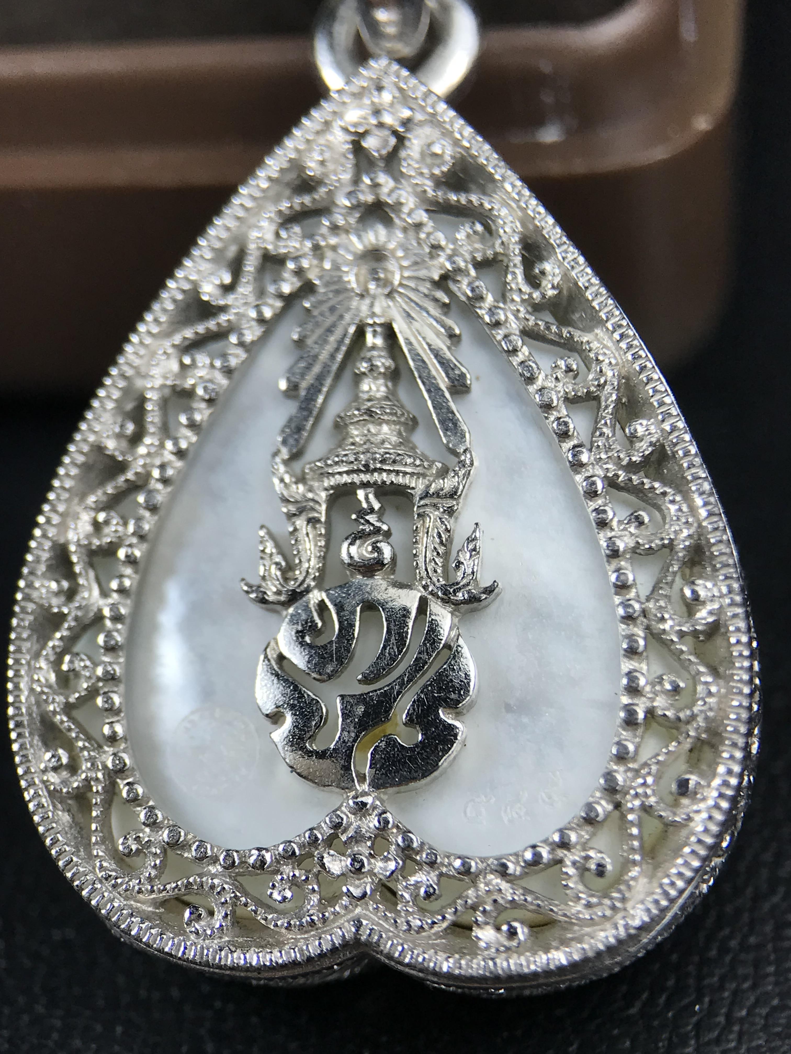 พระพุทธชินราช ภปร. โครงการ "เพราะแผ่นดินนี้ คือ แผ่นดินเกิด" ปี 2548(รุ่นแรก) เหรียญทรงใบโพธิ์ ขนาด 21 x 29 มม. เนื้อเงินสามกษัตริย์ องค์พระชุบสามกษัตริย์ ล้อมด้วยกรอบเงินชุบทองคำขาวสลักเสลาเป็นลวดลายละเอียดอ่อน ส่วนพื้นองค์พระเป็นเปลือกหอยมุข