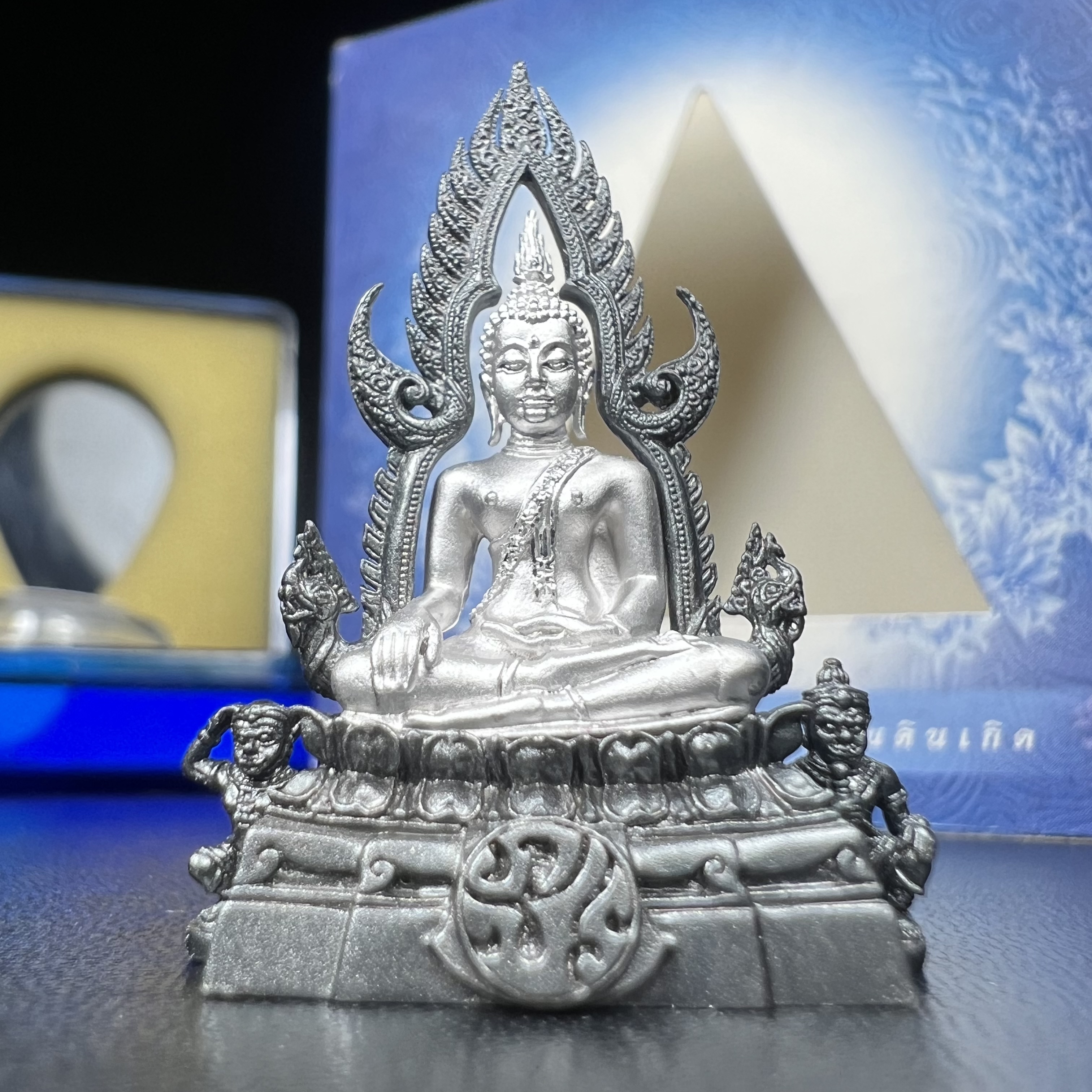 พระพุทธชินราช ภปร. โครงการ เพราะแผ่นดินนี้คือแผ่นดินเกิด เนื้อเงินชุบทองคำขาวซุ้มรมดำ ปี2551 ขนาดหน้าตัก1/2นิ้ว(3.5*2.5 ซม.) (สวยงามหายาก)1ใน 5000 องค์