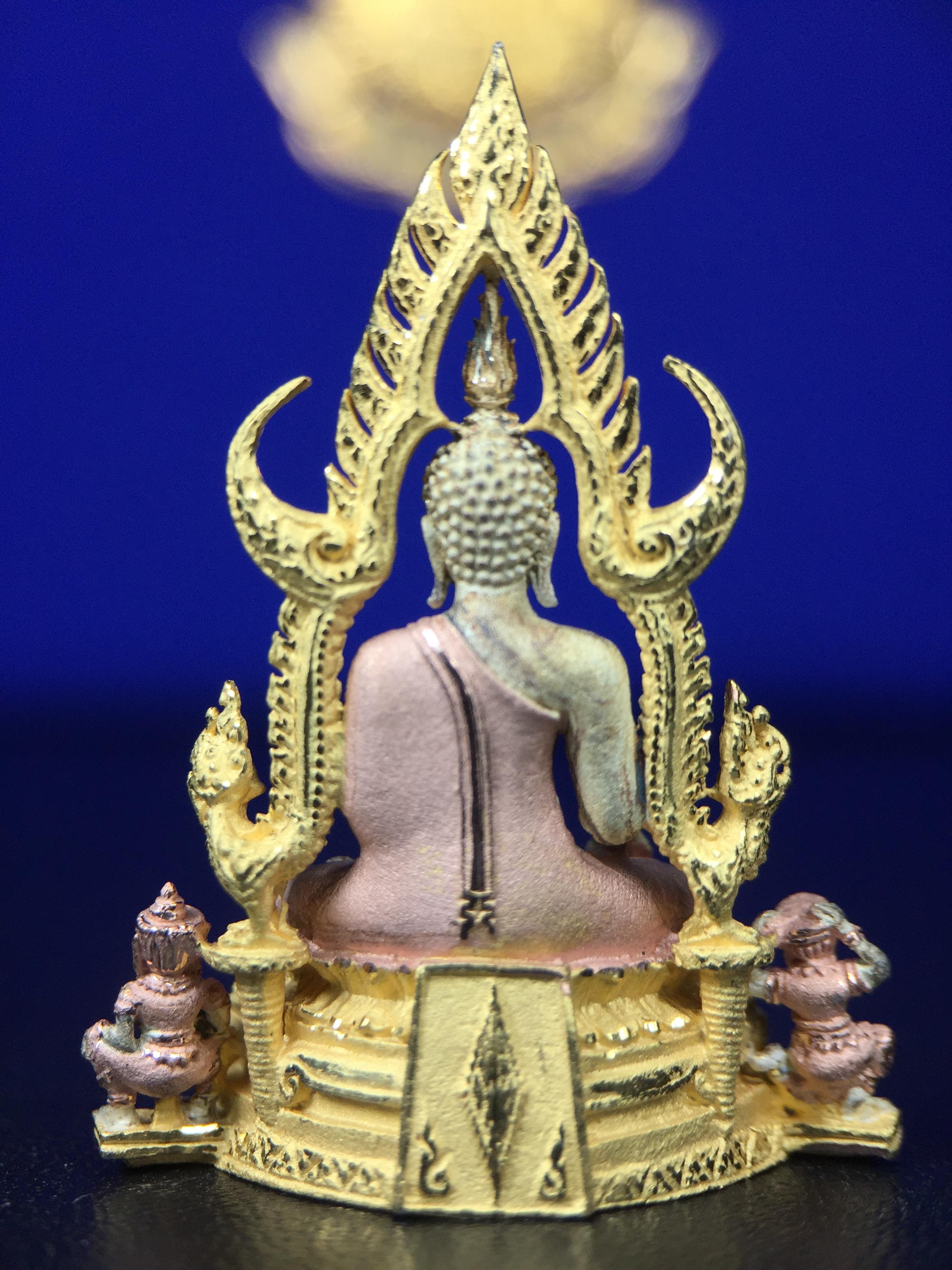 พระพุทธชินราช ภปร. ในวโรกาสพระราชพิธีมหามงคล เฉลิมพระชนมายุ6รอบ 5ธันวาคม2542 มูลนิธิพิทักษ์ดวงตาประชาชน จัดสร้าง เนื้อเงินบริสุทธิ์ 99.9% แบบสามกษัตริย์ขัดเงาบางส่วน พิมพ์ใหญ่ ขนาดสูง 3.4 ซม. พร้อมกล่องบรรจุเดิม