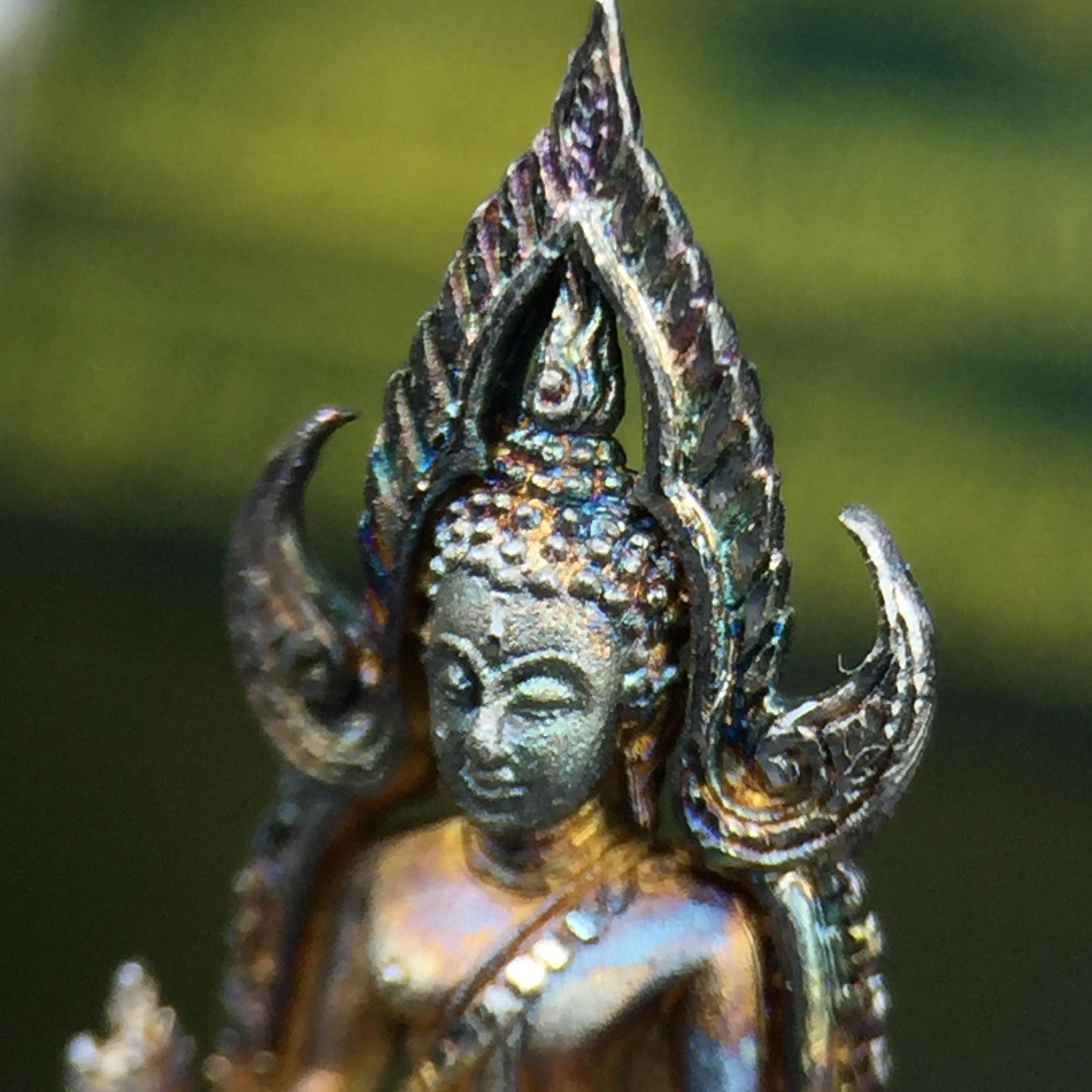 พระพุทธชินราช(จำลอง) ภปร. 84 พรรษา เนื้อเงินชุบทองคำขาว พิมพ์เล็กขนาดหน้าตัก 1/4 นิ้ว (สภาพผิวเดิมสวย ขึ้นสีรุ้งธรรมชาติ แบบนิยม)(พระราชทานมวลสาร จิตรลดาและเส้นพระเจ้า(เส้นผม))พุทธศิลป์ทรงคุณค่าอีกหนึ่งรุ่นยอดนิยม