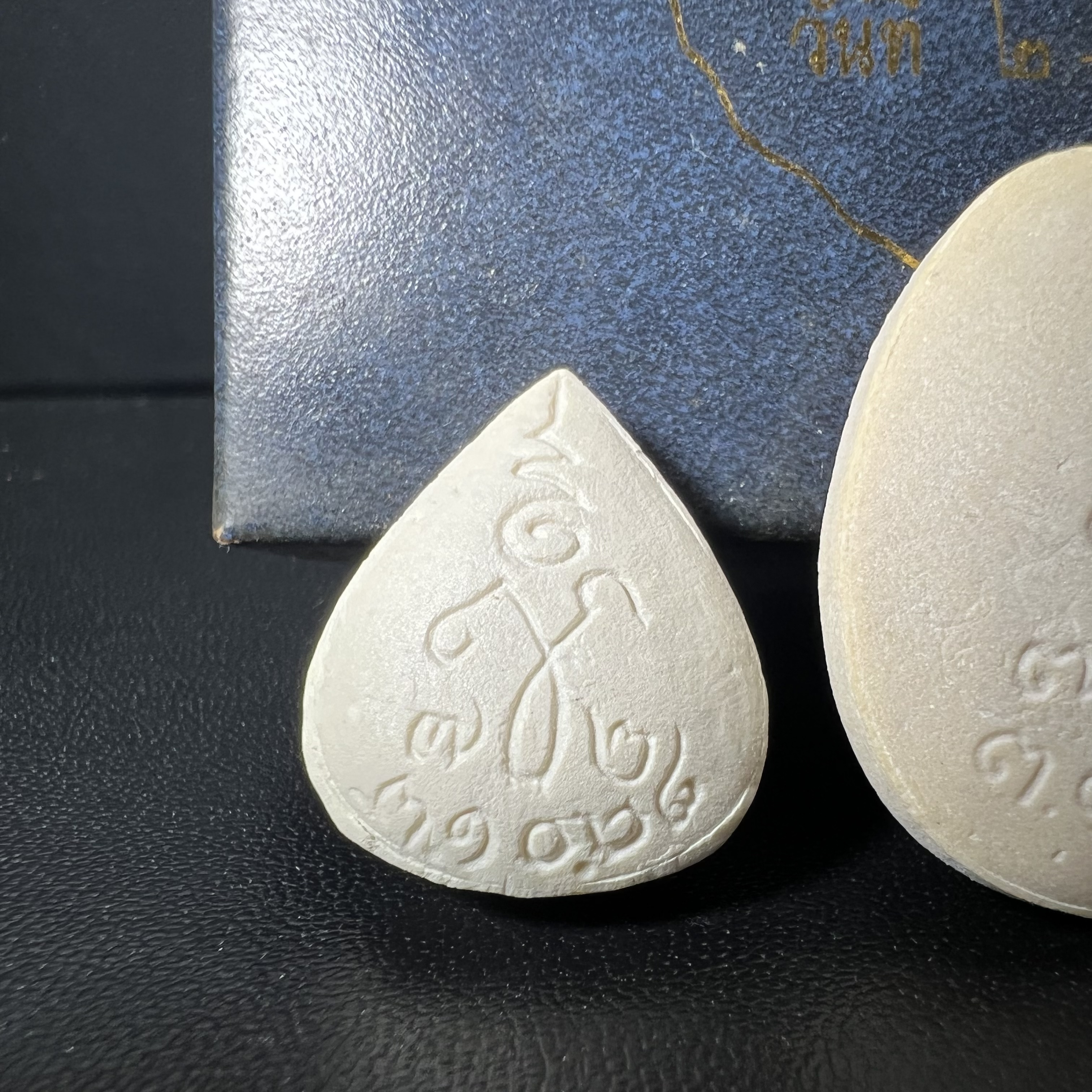 พระปิดตา รุ่นแรก ชุดกรรมการ ชุดมงคลการบำเพ็ญกุศลอายุครบ 6 รอบ(72 พรรษา) สมเด็จพระญาณสังวร วัดบวรนิเวศวิหาร วันที่ 2-3 ตุลาคม 2528 (1ชุดประกอบด้วยพระเนื้อผง 4 รายการ)ชุดกรรมการพร้อมกล่องบรรจุเดิมครบสมบูรณ์(หายาก)