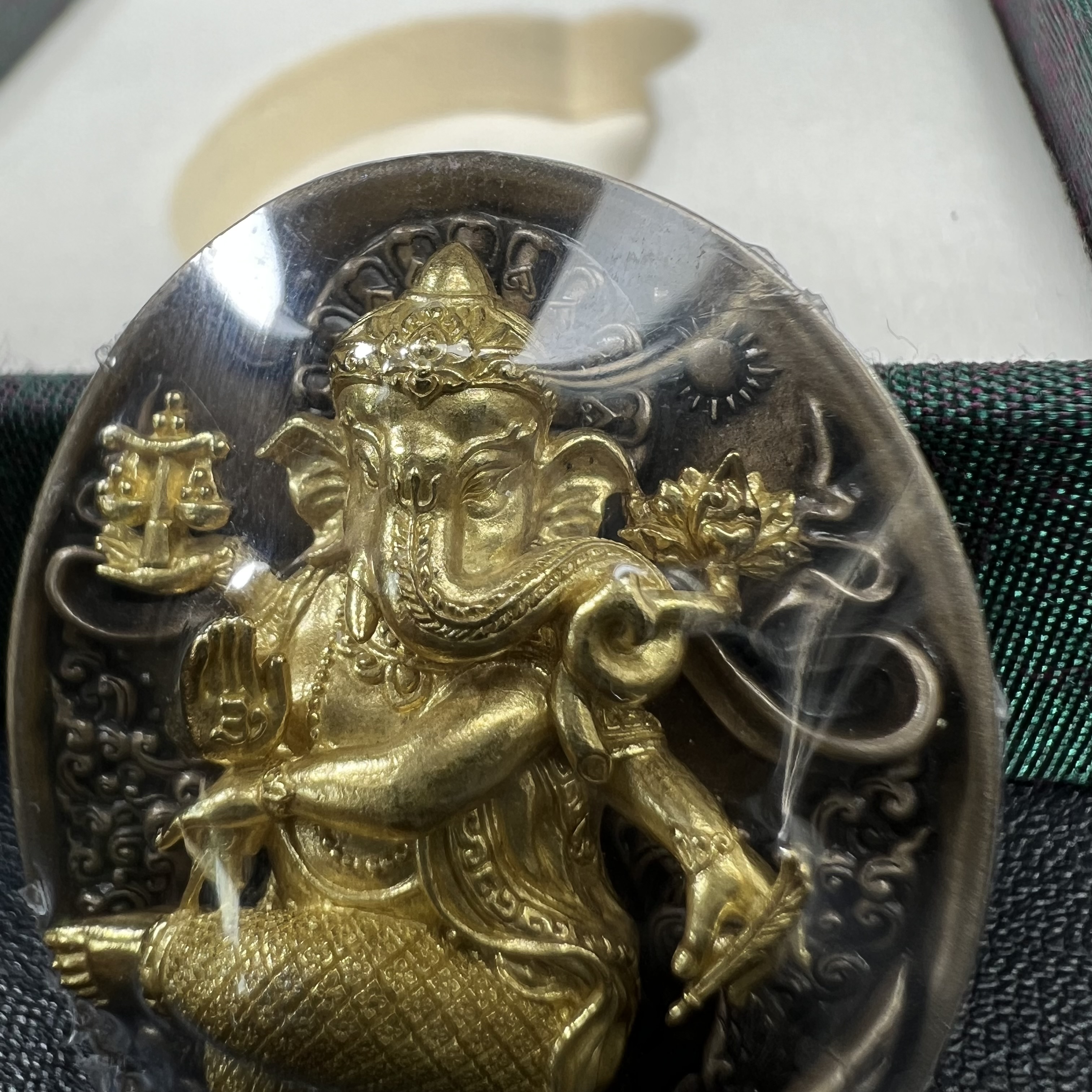 พระพิฆเนศ ประทานศิลป์ ที่ระลึกครบรอบ 50 ปี กลุ่มบ.แพรนด้าจิวเวลรี่ เนื้อบรอน์3กษัตริย์ ออกแบบได้สวยวิจิตรงดงาม ได้อัญเชิญมวลสารอันเป็นมงคลที่ได้ปลุกเสกแล้ว หลอมรวมเป็นเนื้อเดียวกับเหรียญ เพื่อความเป็นศิริมงคล สถิตย์สถาพร สืบไป