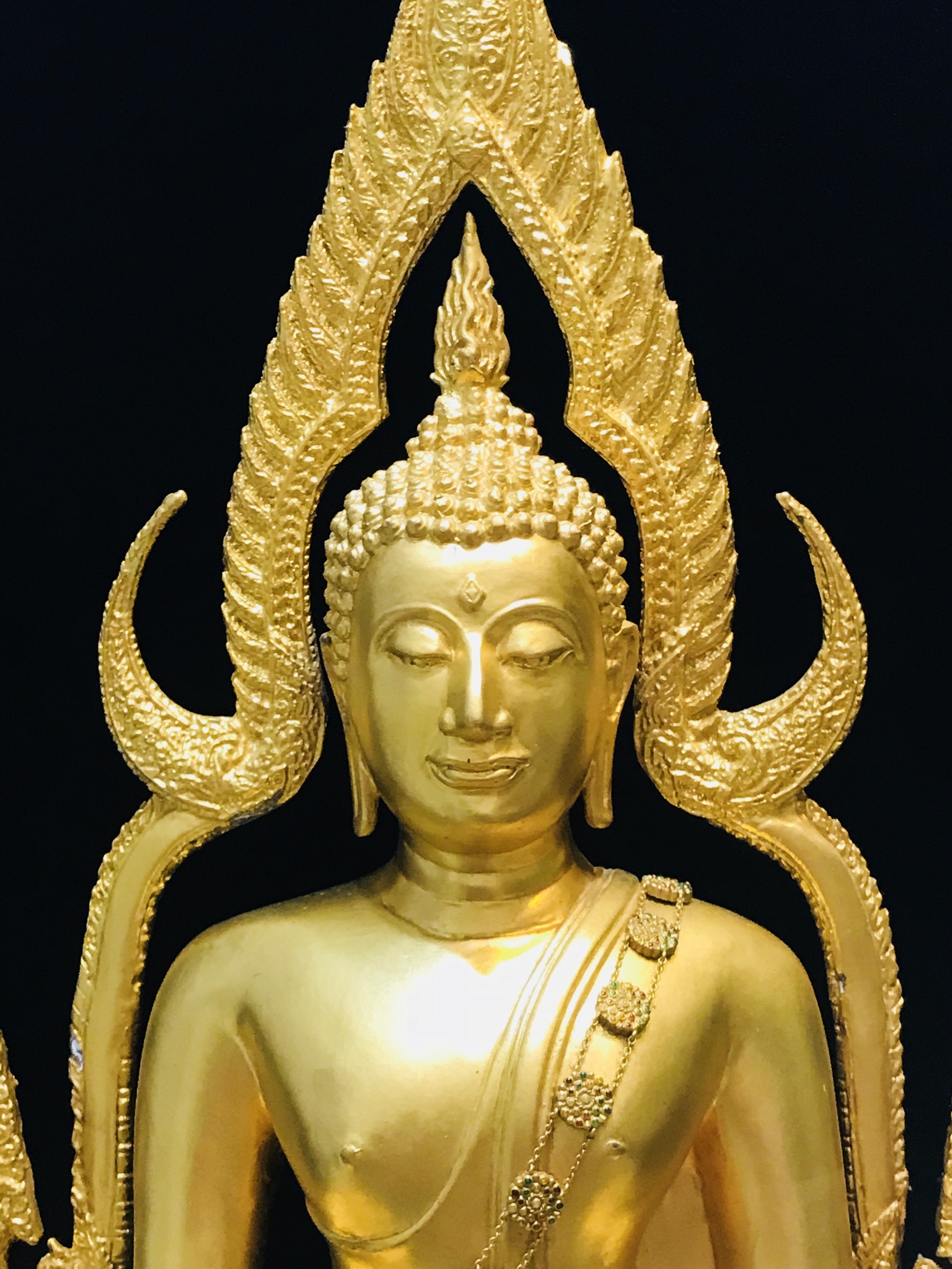 พระพุทธชินราช(จำลอง)ภปร. 84พรรษา เนื้อโลหะ ลงรักปิดทอง 100% ขนาดหน้าตัก 9 นิ้ว(ใต้ฐานบรรจุพระพุทธชินราชเนื้อผงพระราชทานมวลสาร จิตรลดาและเส้นพระเจ้า(เส้นผม))