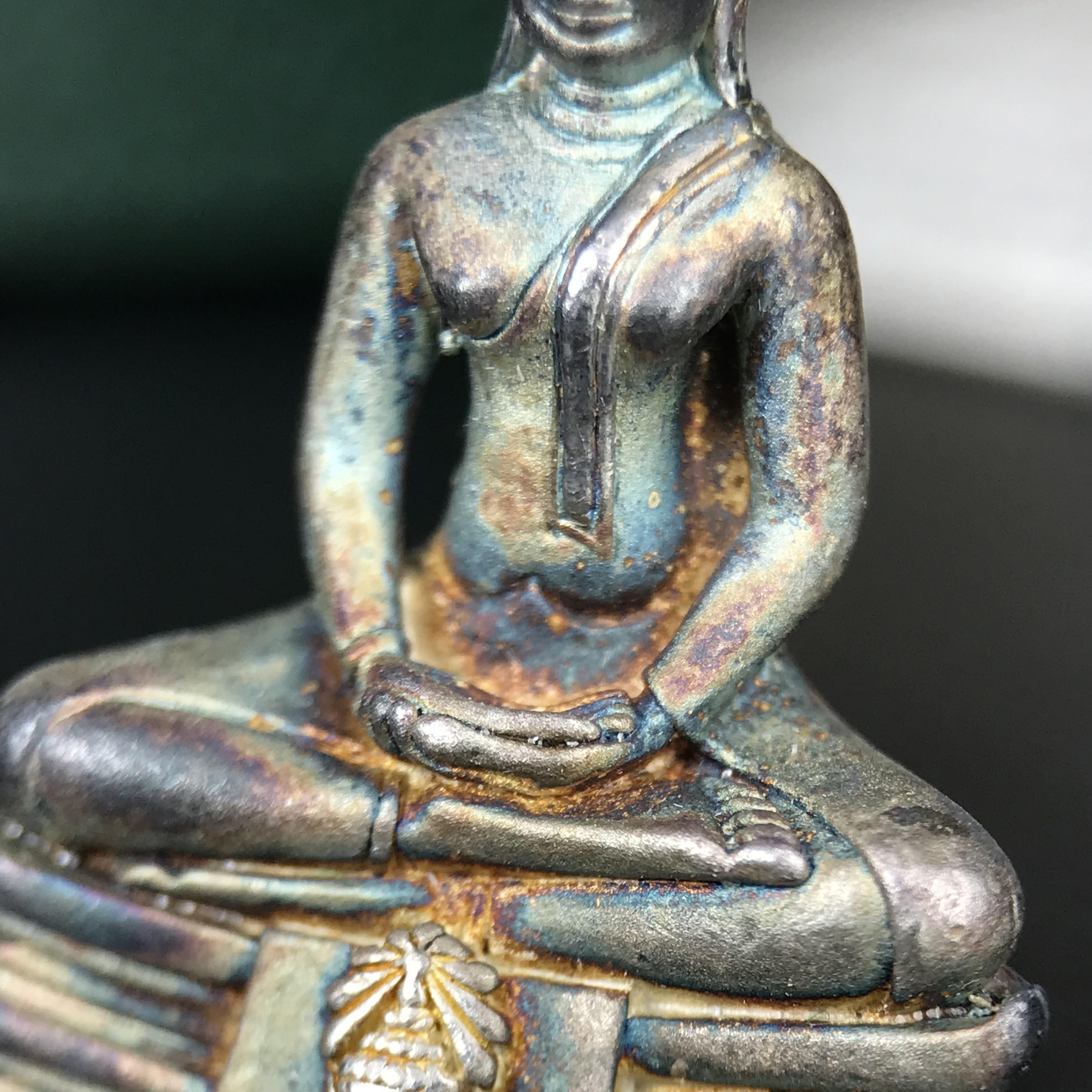 พระพุทธโสธร ภปร. รุ่นย้อนยุค สร้างพระอุโบสถ สมาคมชาวฉะเชิงเทรา จัดสร้าง ปี 2539 วโรกาสครองสิริราชสมบัติครบ 50 ปี เนื้อเงินทรายนวลขัดเงาบางส่วน(สภาพผิวเดิม ขึ้นสีรุ้งธรรมชาติ เก่าเก็บอย่าดี สวยมาก แบบนี้หายาก) พร้อมกล่องบรรจุและใบรับรองเดิม