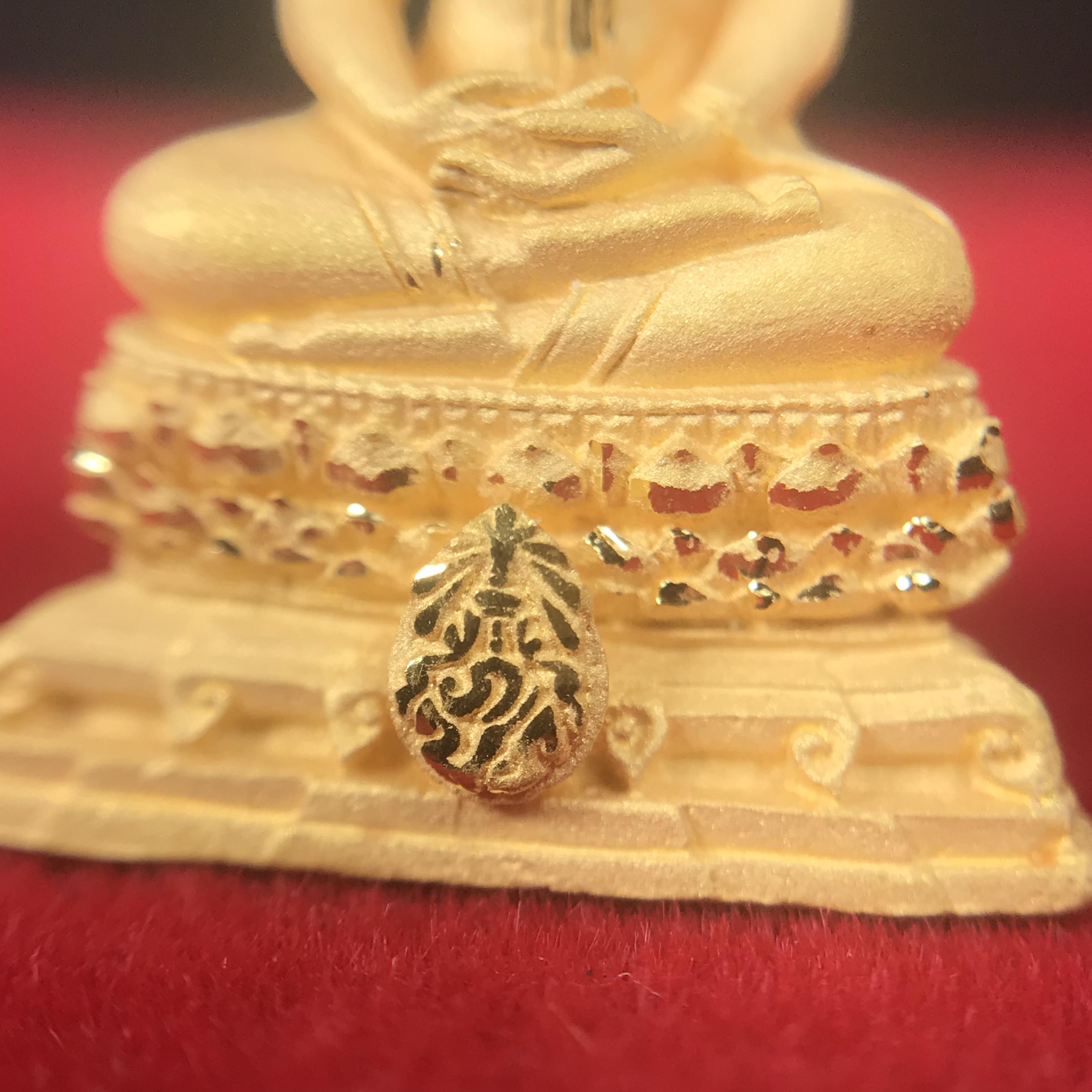 พระชัยวัฒน์พุทธสิหิงค์ ภปร. รุ่นสร้างหอพระธรรมศาสตร์ ปี2542 เนื้อทองคำ(5.9 กรัม) มหาพิธี 3วาระอันยิ่งใหญ่(1ใน5000องค์)