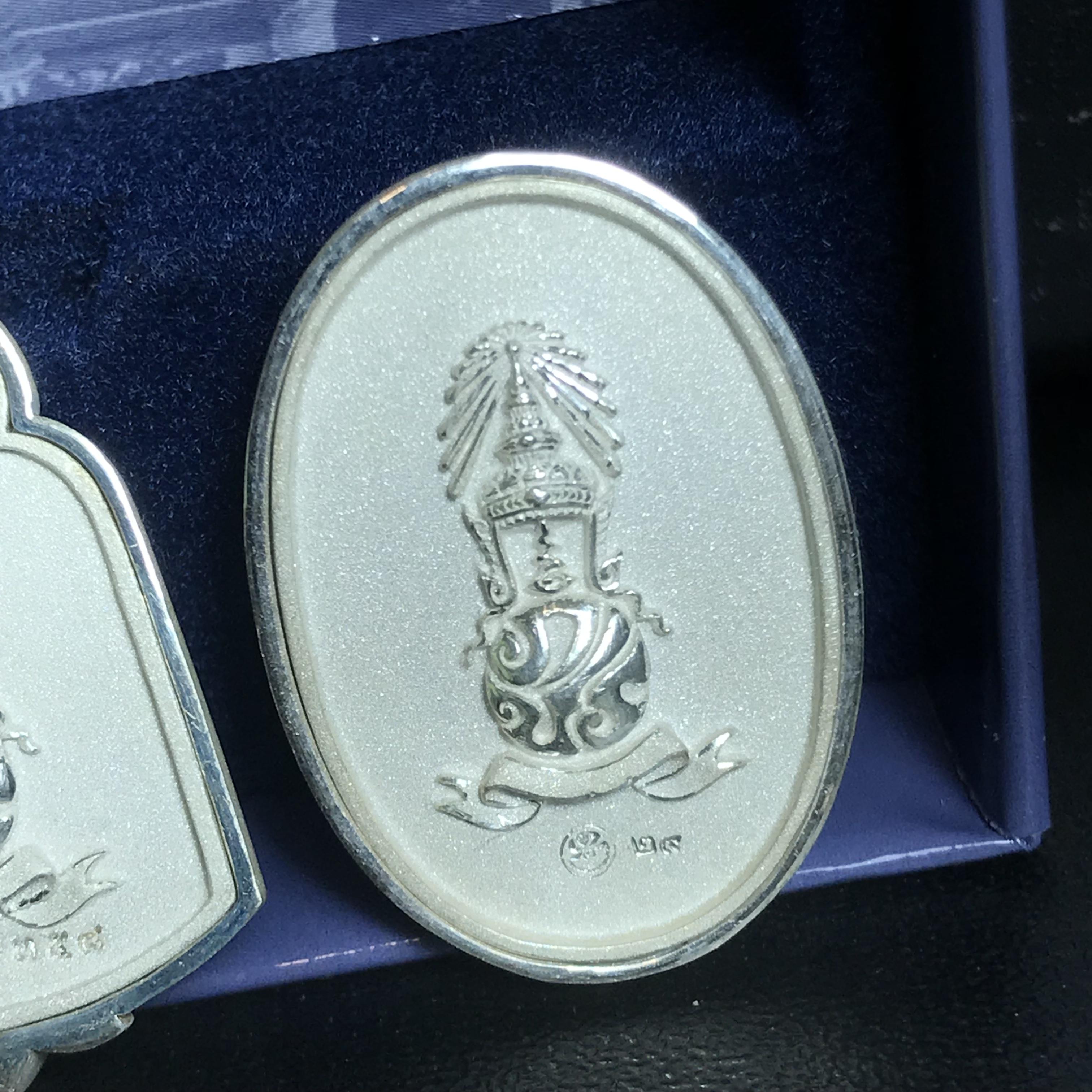 พระแก้วมรกต ภปร. ปี2547 จัดสร้างโดย รพ.ภูมิพลฯ เนื้อเงิน เหรียญทรงดอกบัว+เหรียญทรงซุ้ม+เหรียญทรงกลมรี(ครบ3พิมพ์ชุดเหรียญเนื้อเงิน)(1ใน3000องค์)