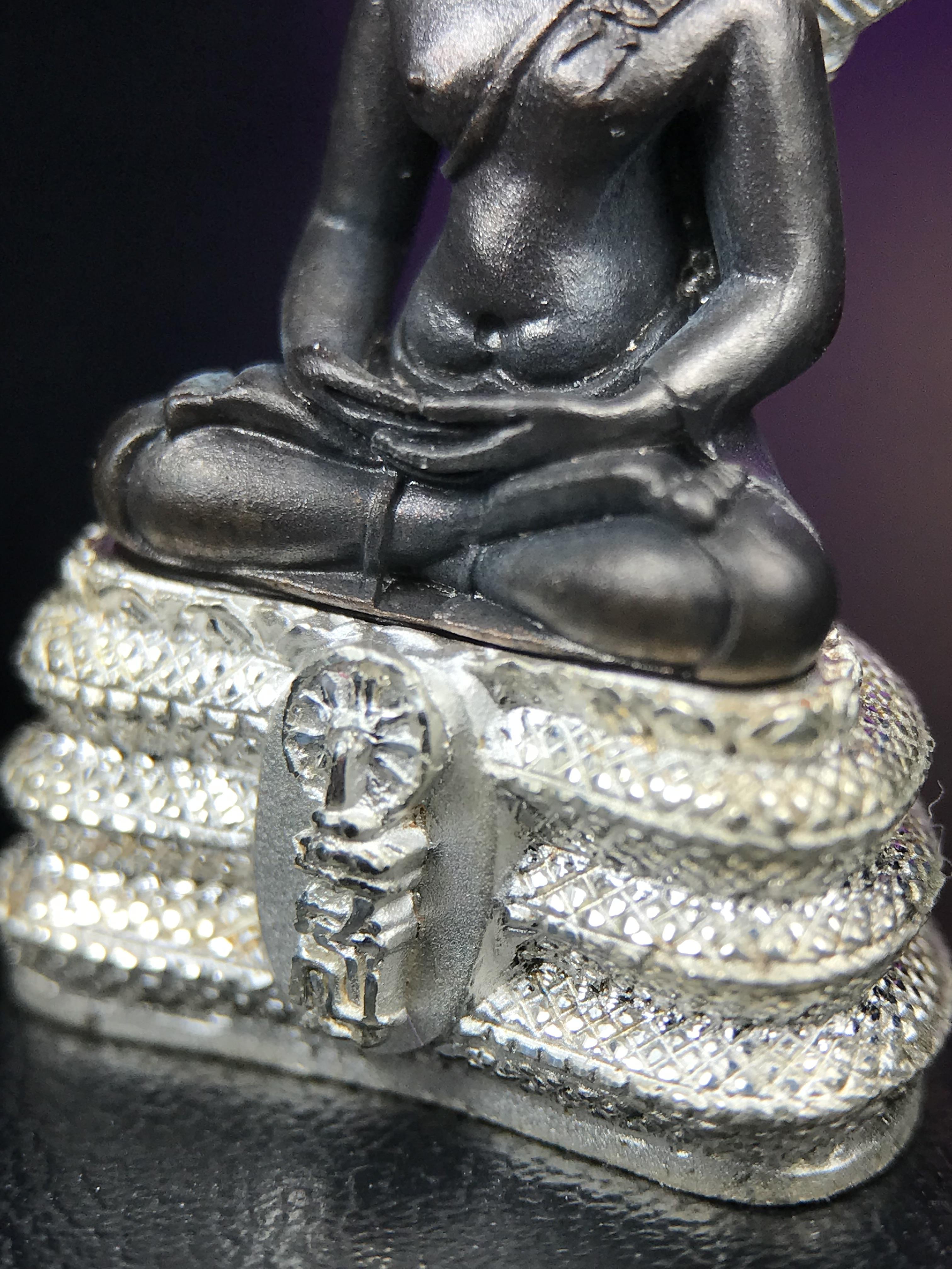 พระนาคปรก สธ. รุ่นสร้างพระอุโบสถเฉลิมพระเกียรติ 4 รอบ 84 พรรษา สมเด็จพระเทพรัตนราชสุดาฯ วัดบวรนิเวศวิหาร ปี 2543 พิมพ์ใหญ่ องค์พระเนื้อนวโลหะ ฐานนาคปรกเนื้อเงิน(สภาพ สวย )พิธีใหญ่ พุทธศิลป์งดงาม หายาก(องค์หมายเลขสวย ๒๖๖) (1 ใน 1999 องค์)